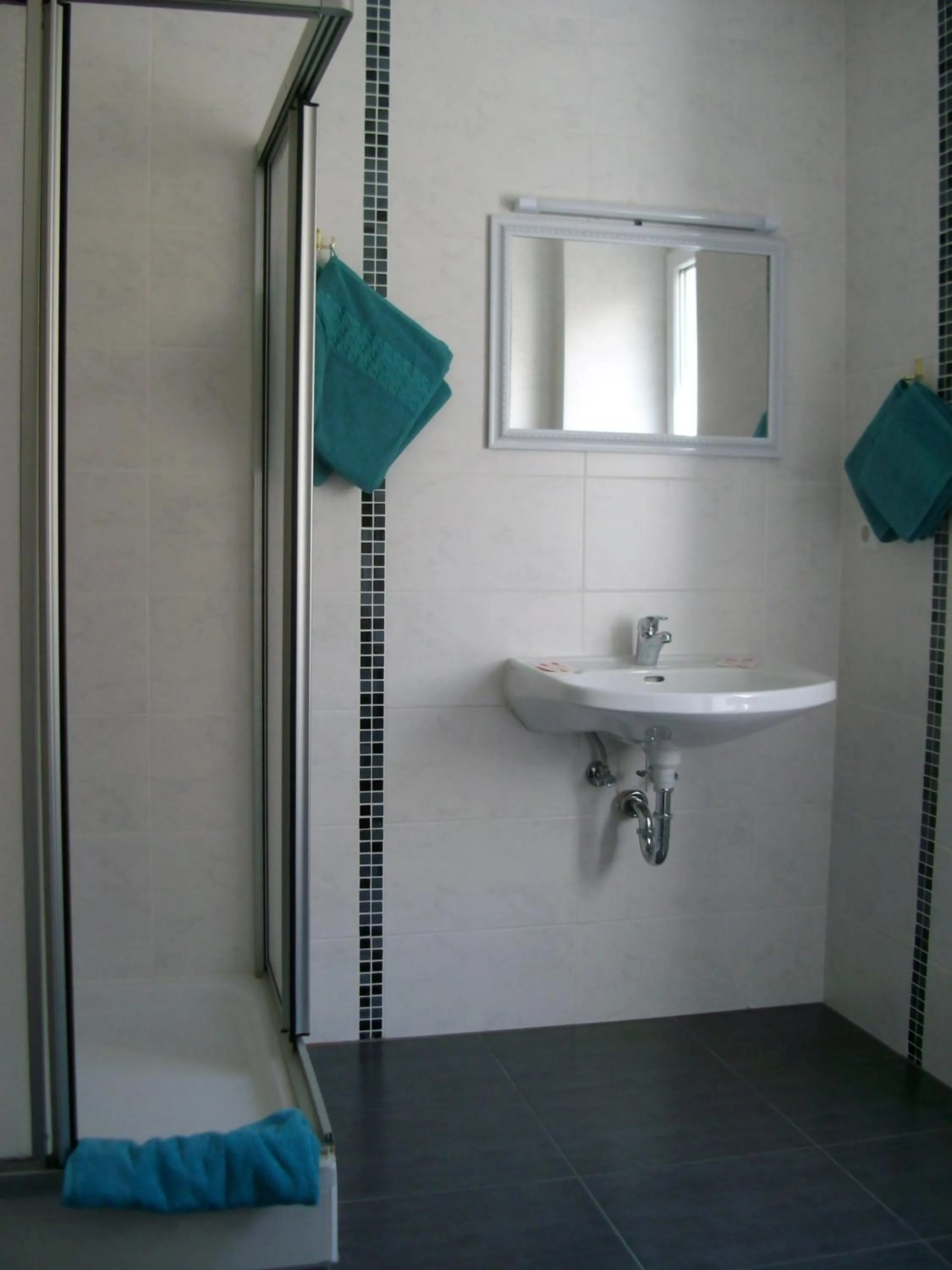 Shower in Garni Hotel Post