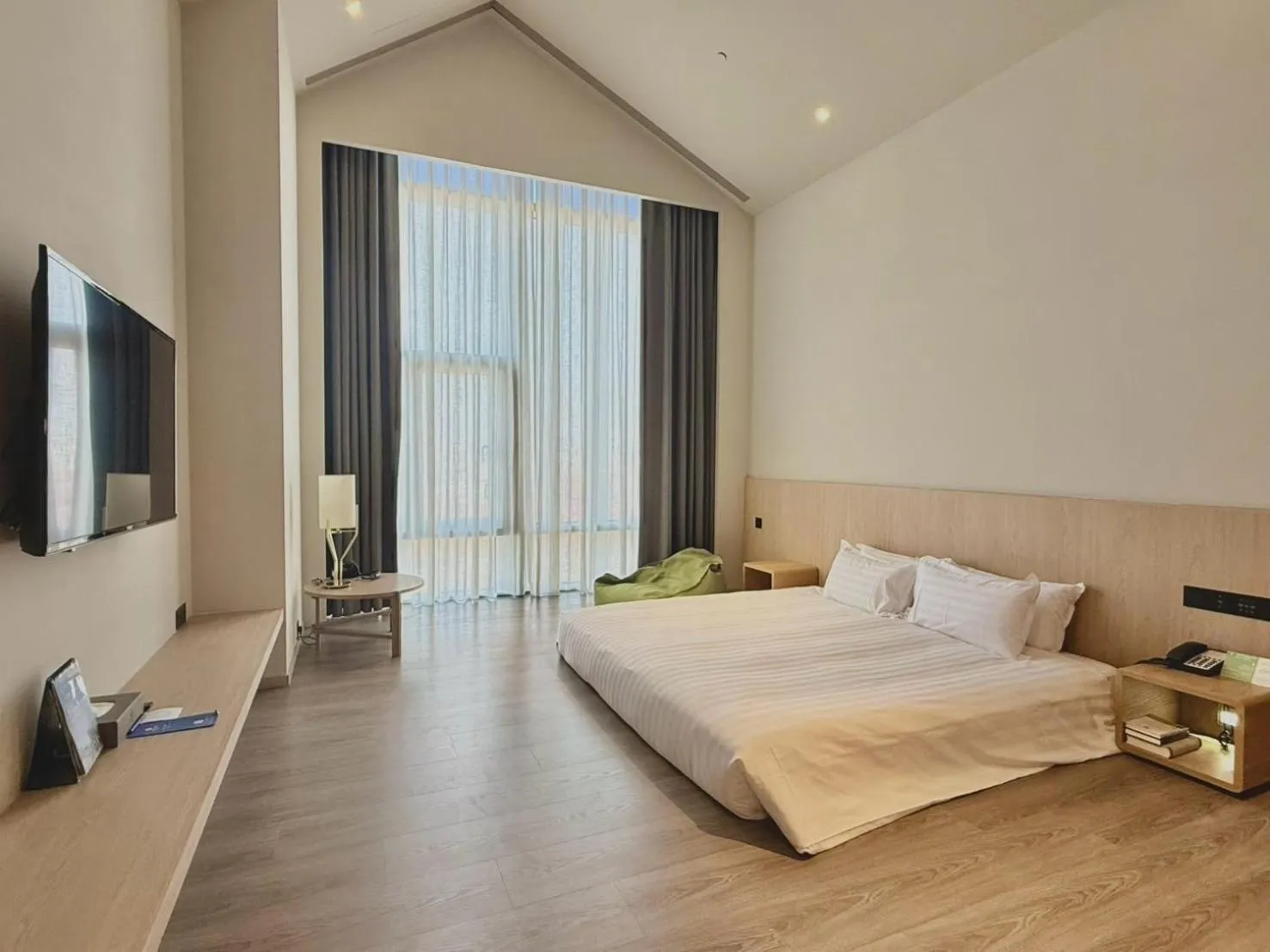 Photo of the whole room, Bed in Discovery Hotel