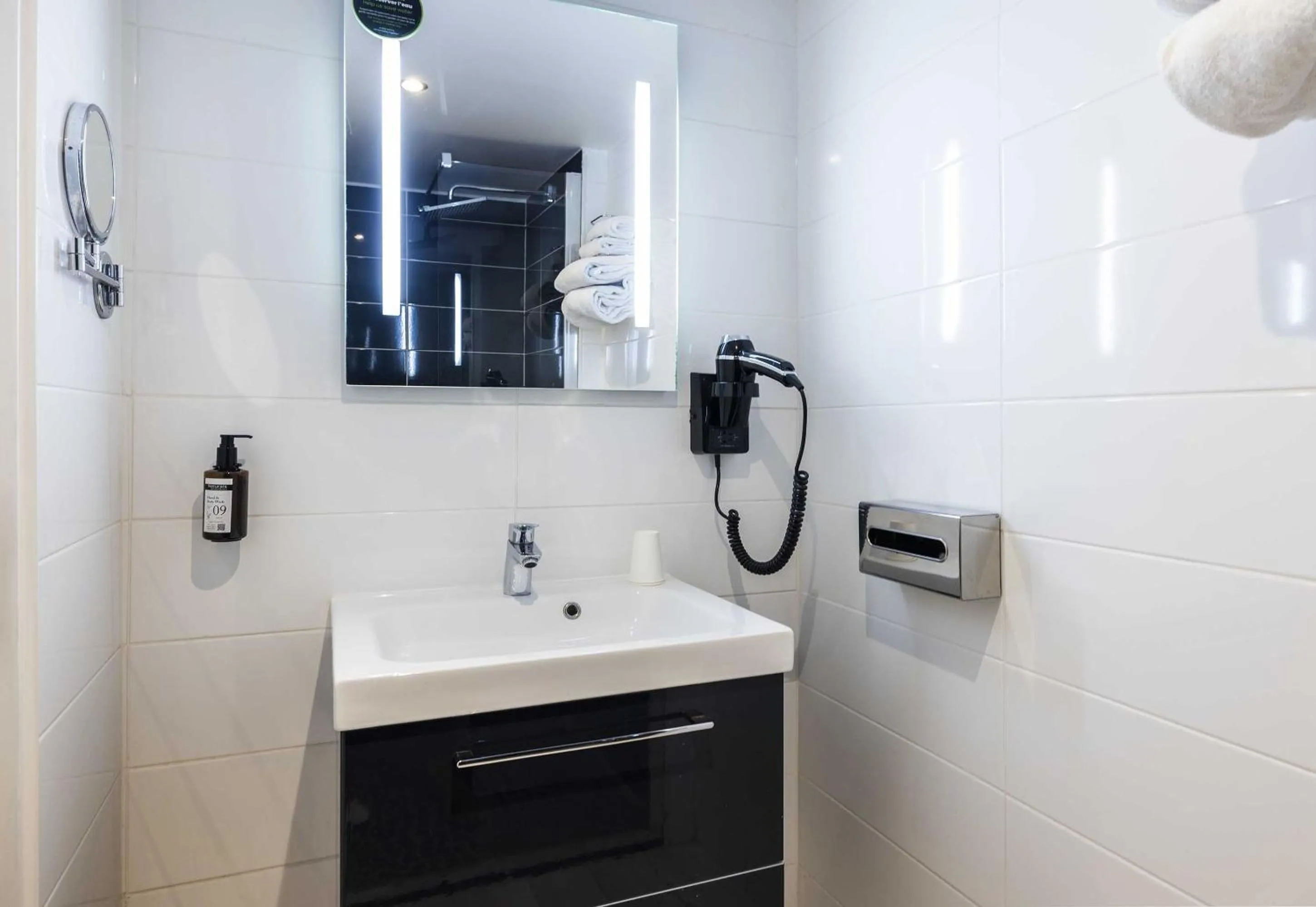 Bathroom in B&B HOTEL Perpignan Centre