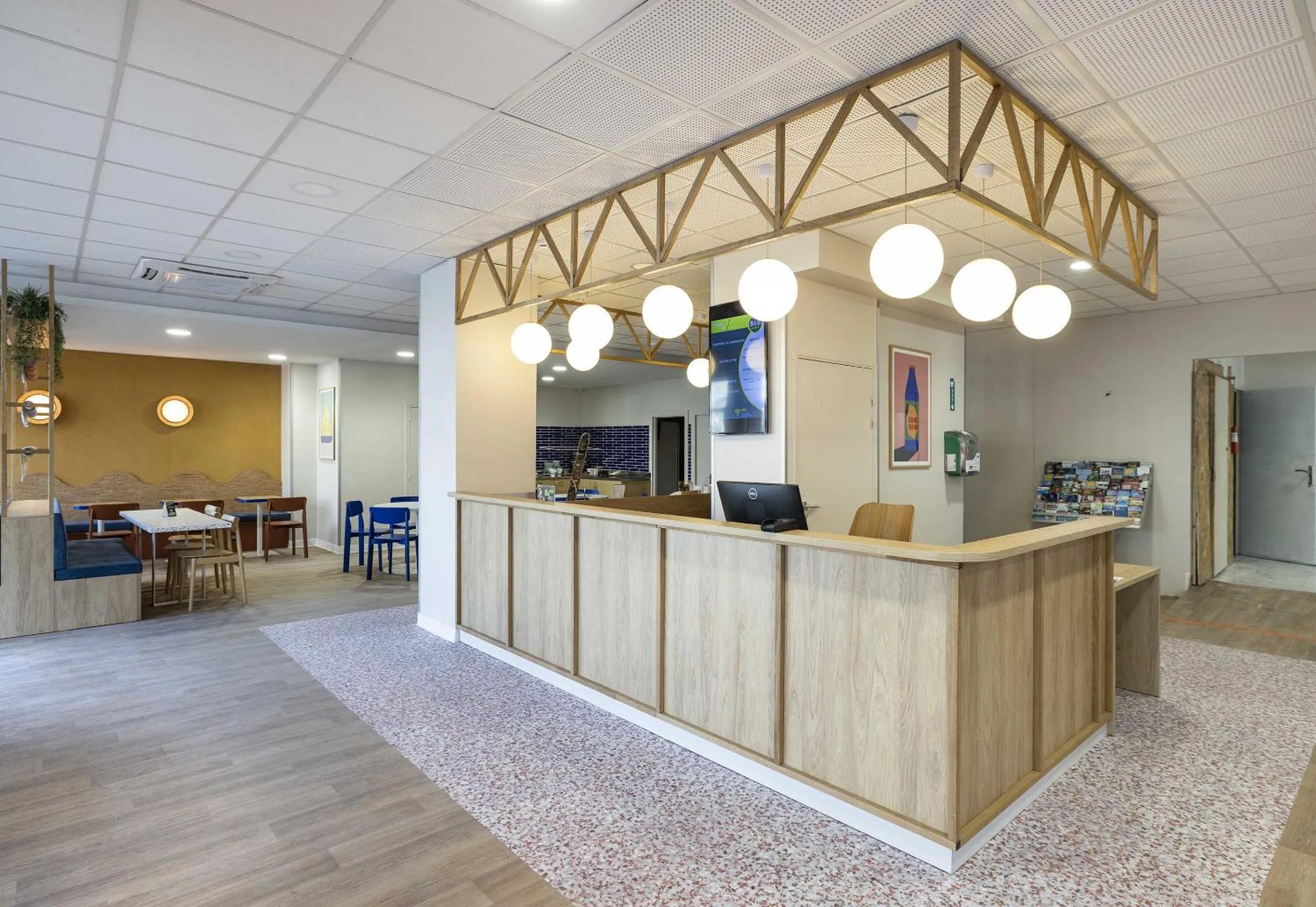 Lobby or reception in B&B HOTEL Perpignan Centre