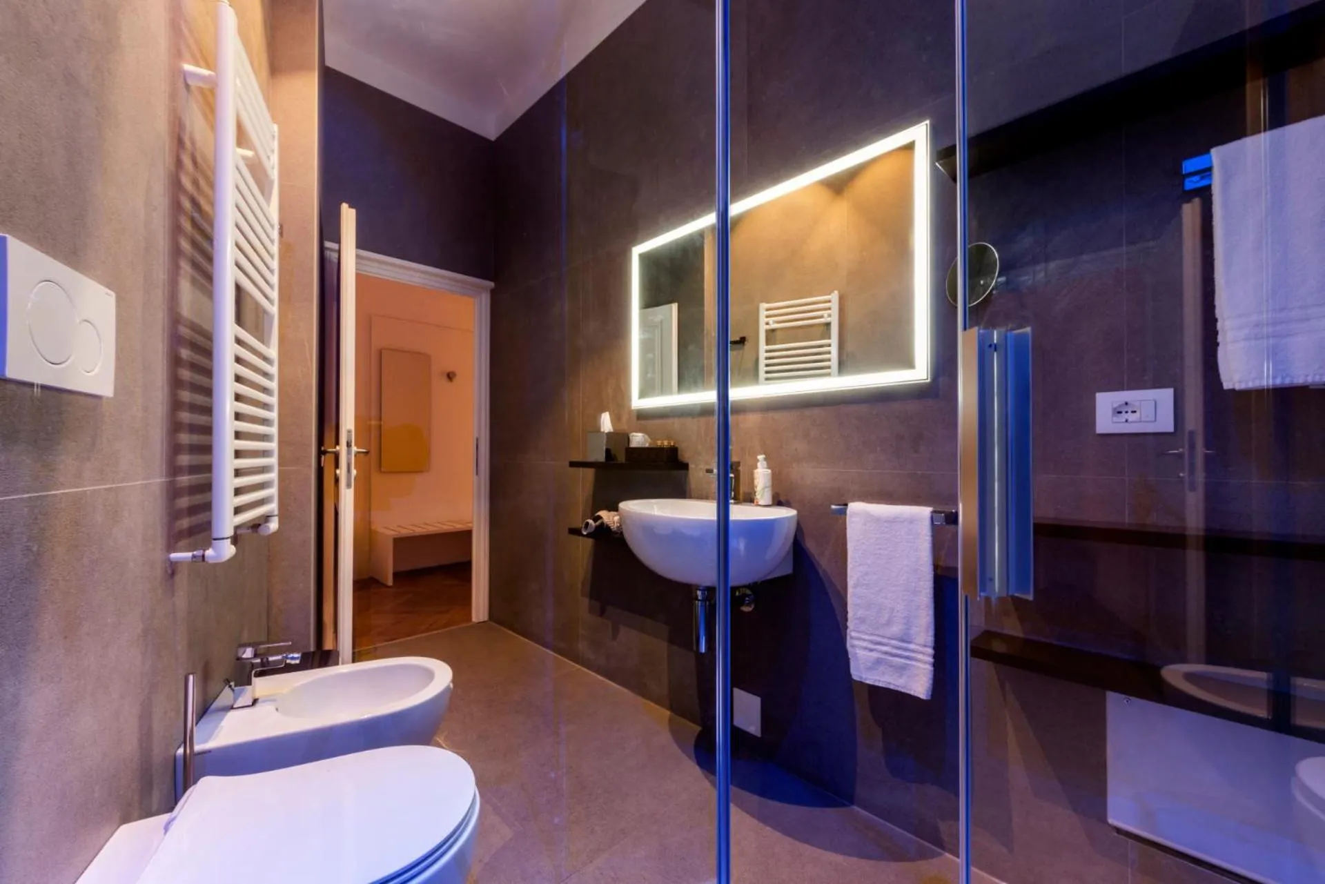 Toilet in Daphne Guest House