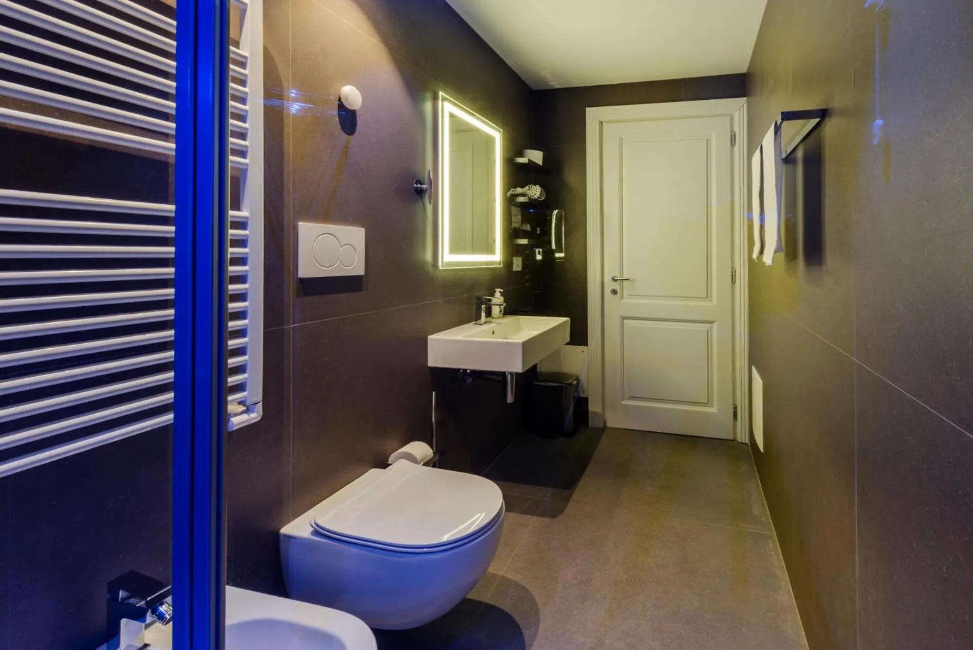 Toilet in Daphne Guest House