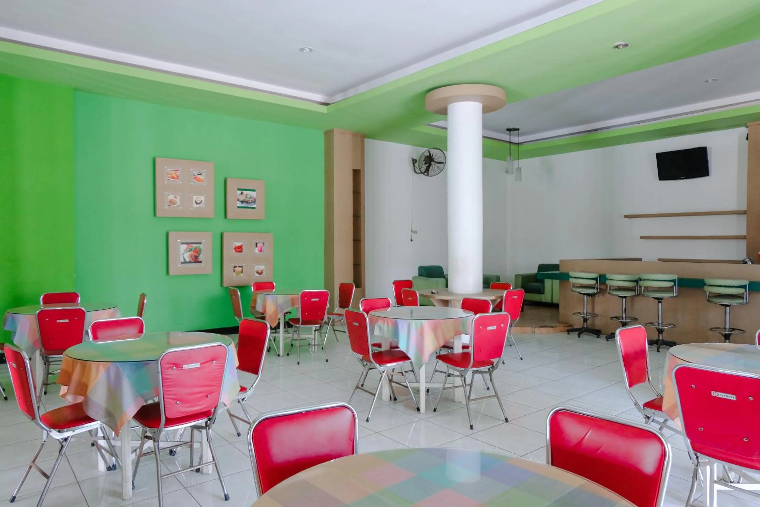 Restaurant/places to eat in Hotel Taman Indah