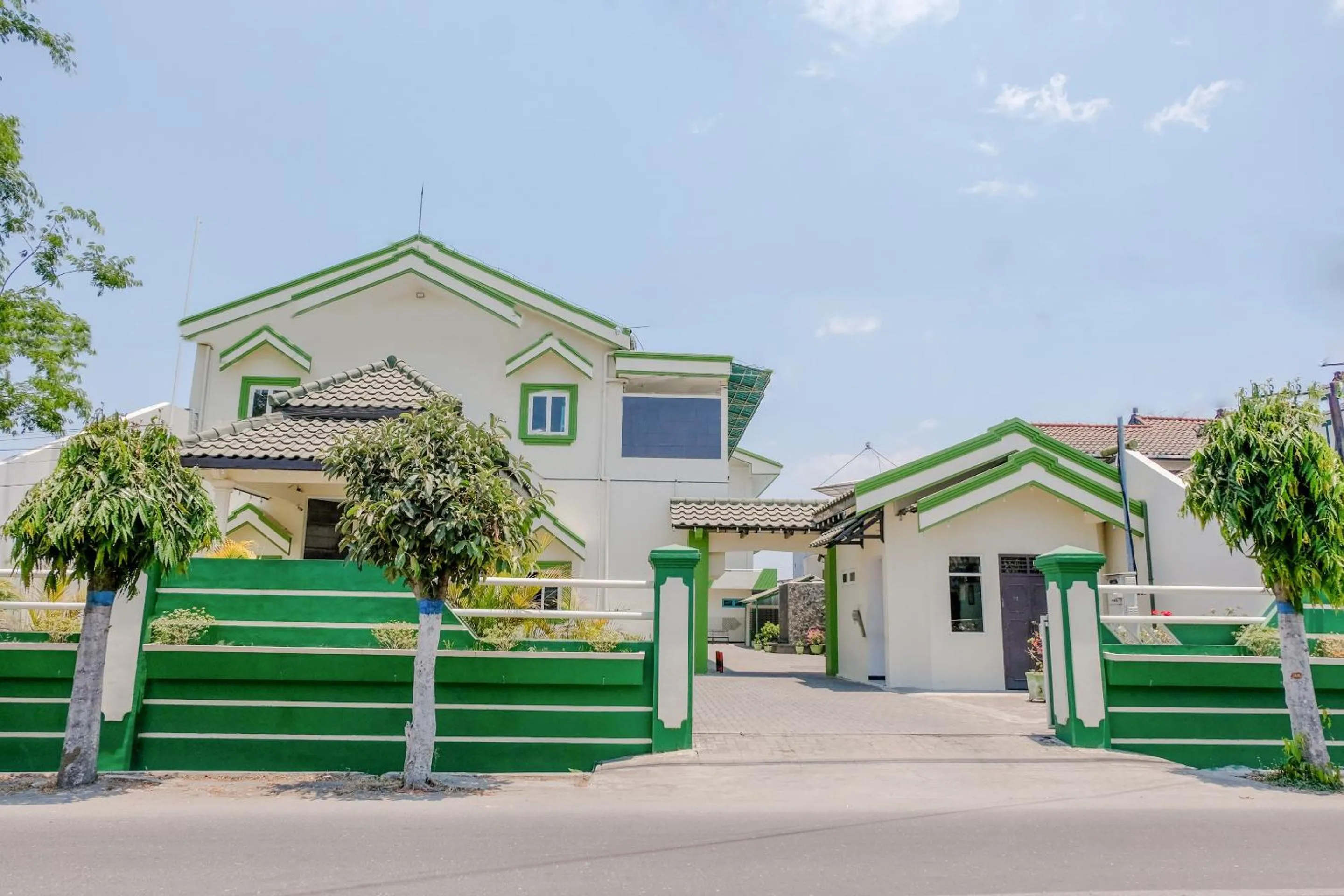 Facade/entrance in Hotel Taman Indah