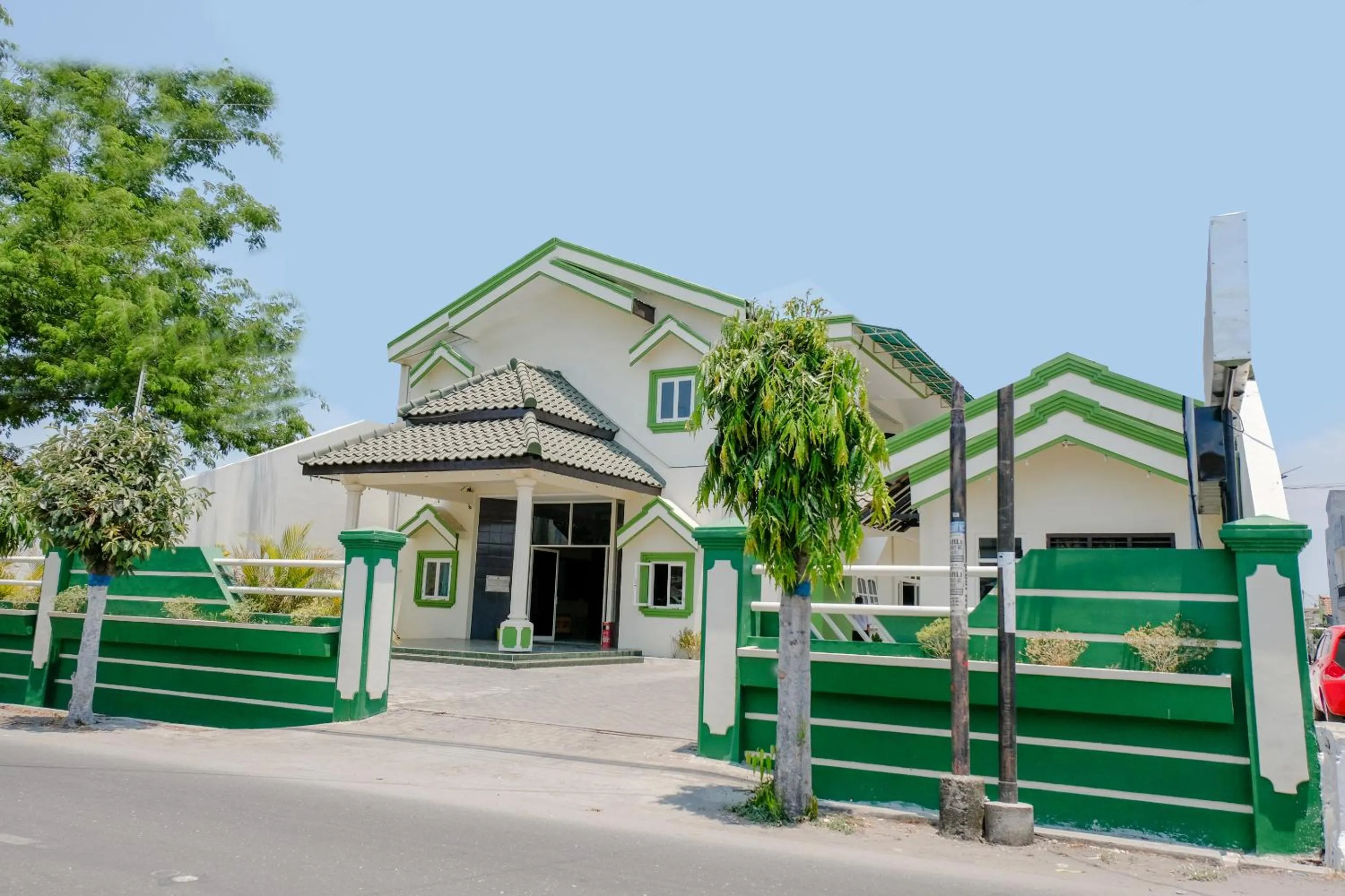 Facade/entrance in Hotel Taman Indah