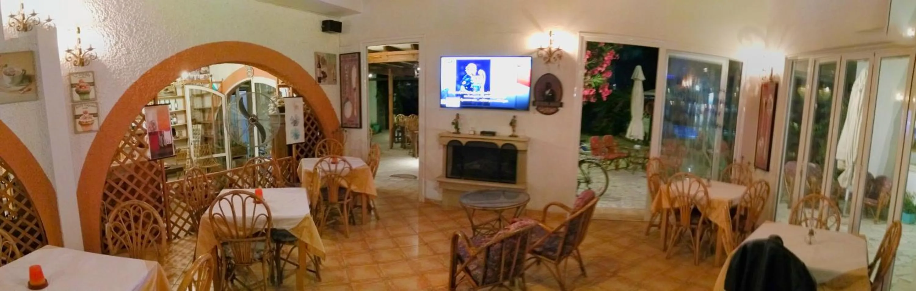 Restaurant/places to eat in Violetta Hotel