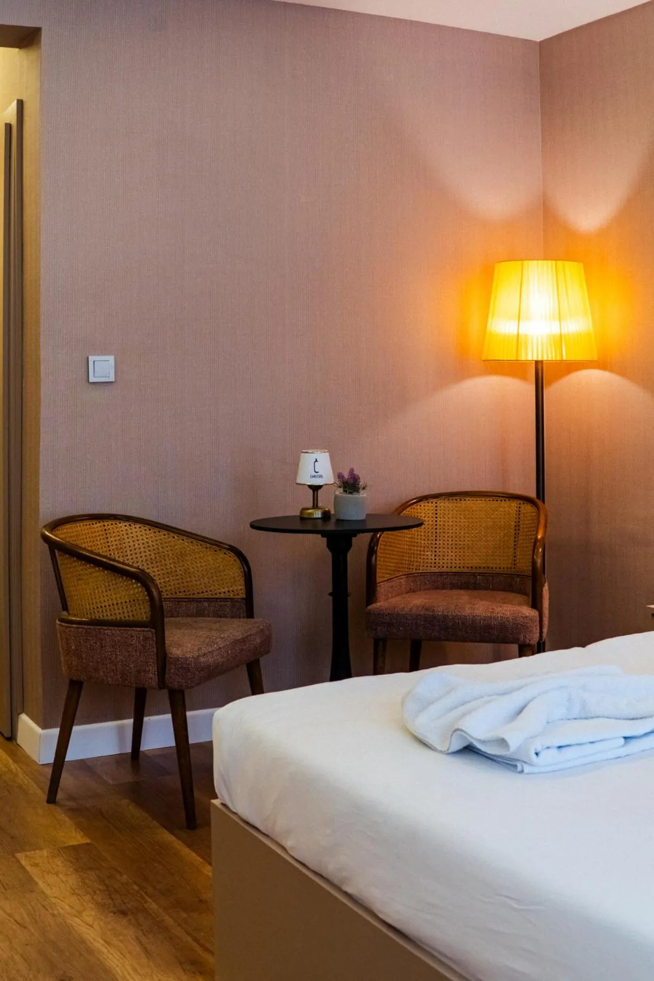 Seating area, Bed in Cheers Porthouse