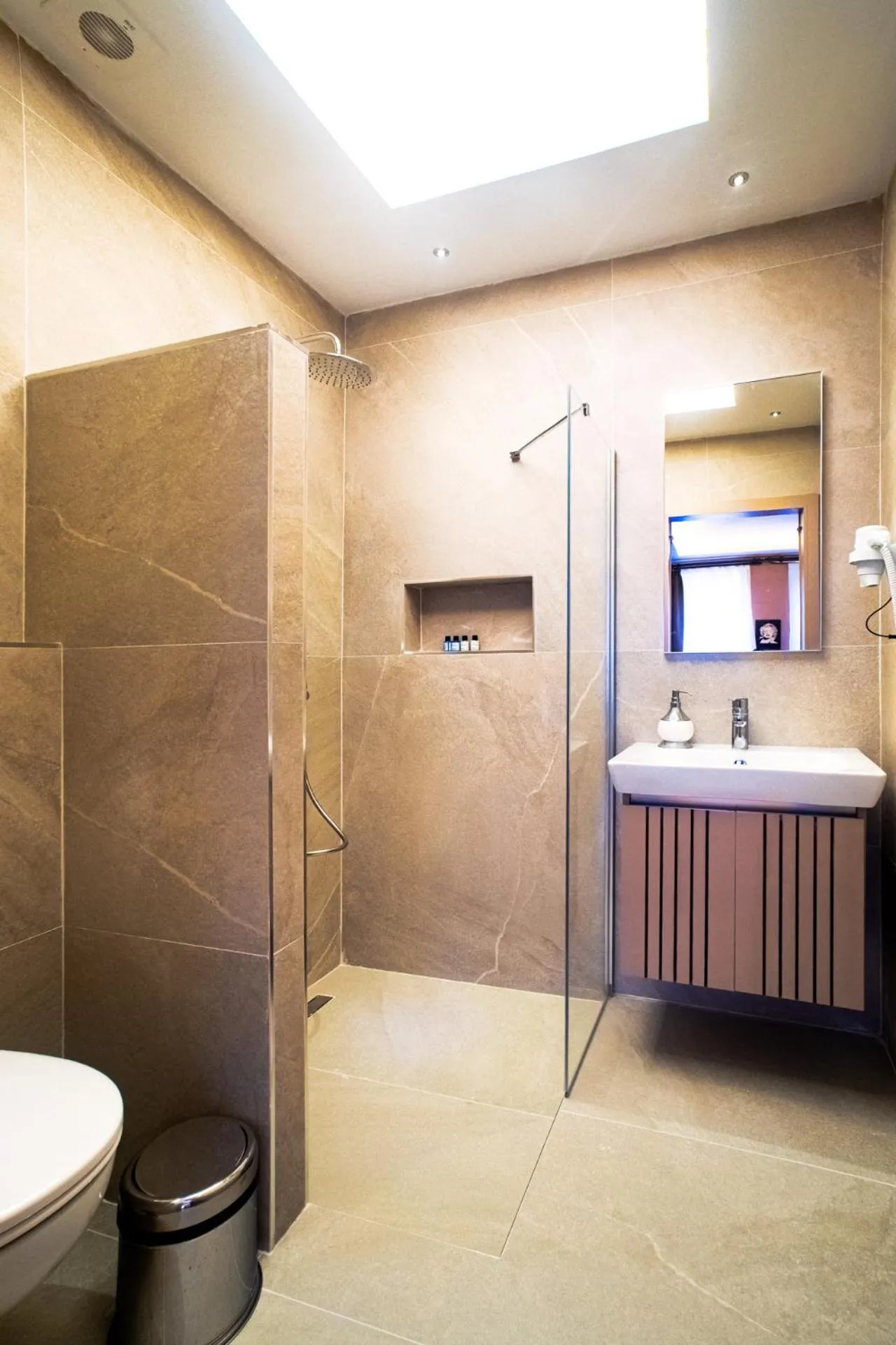 Bathroom in Cheers Porthouse