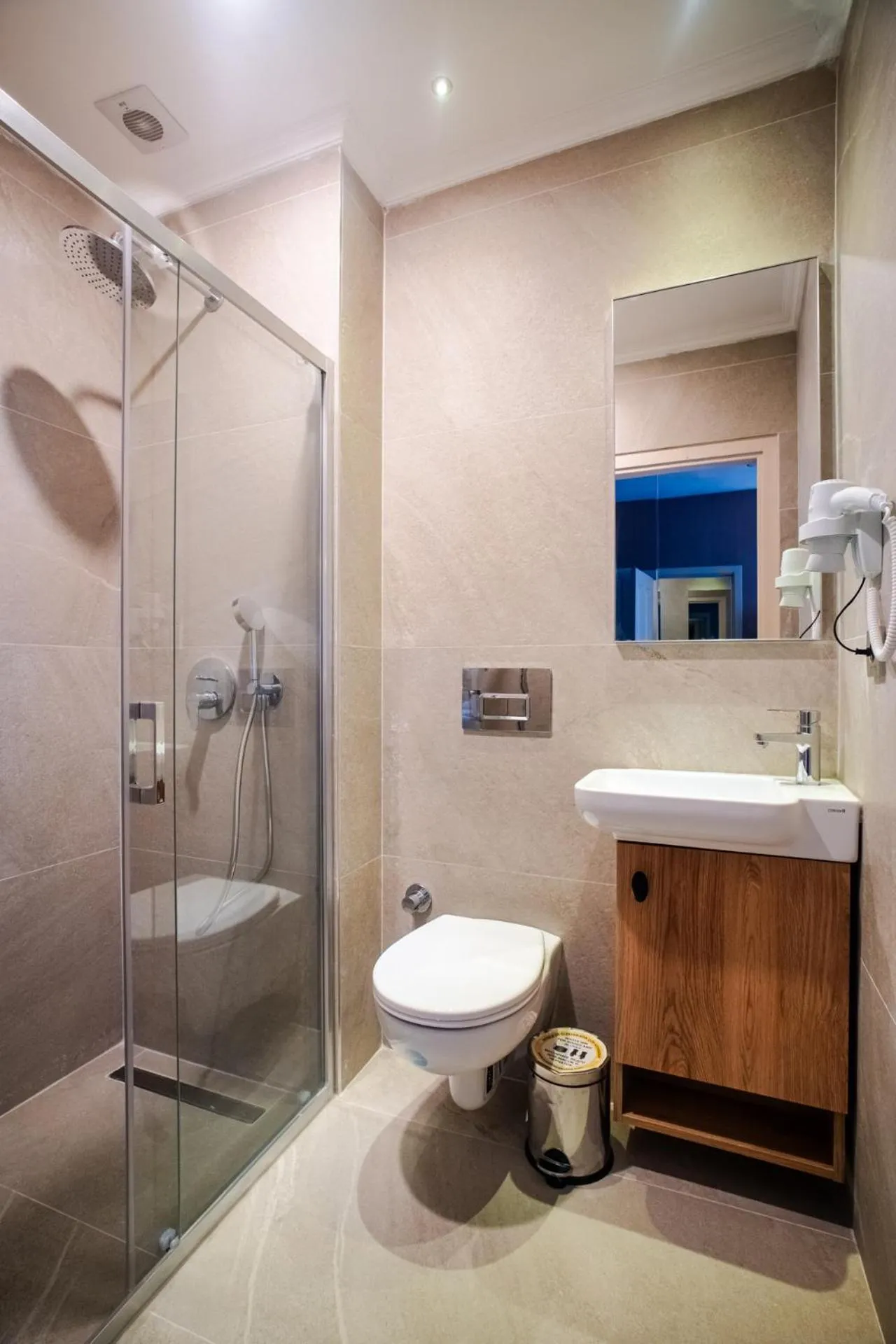 Bathroom in Cheers Porthouse