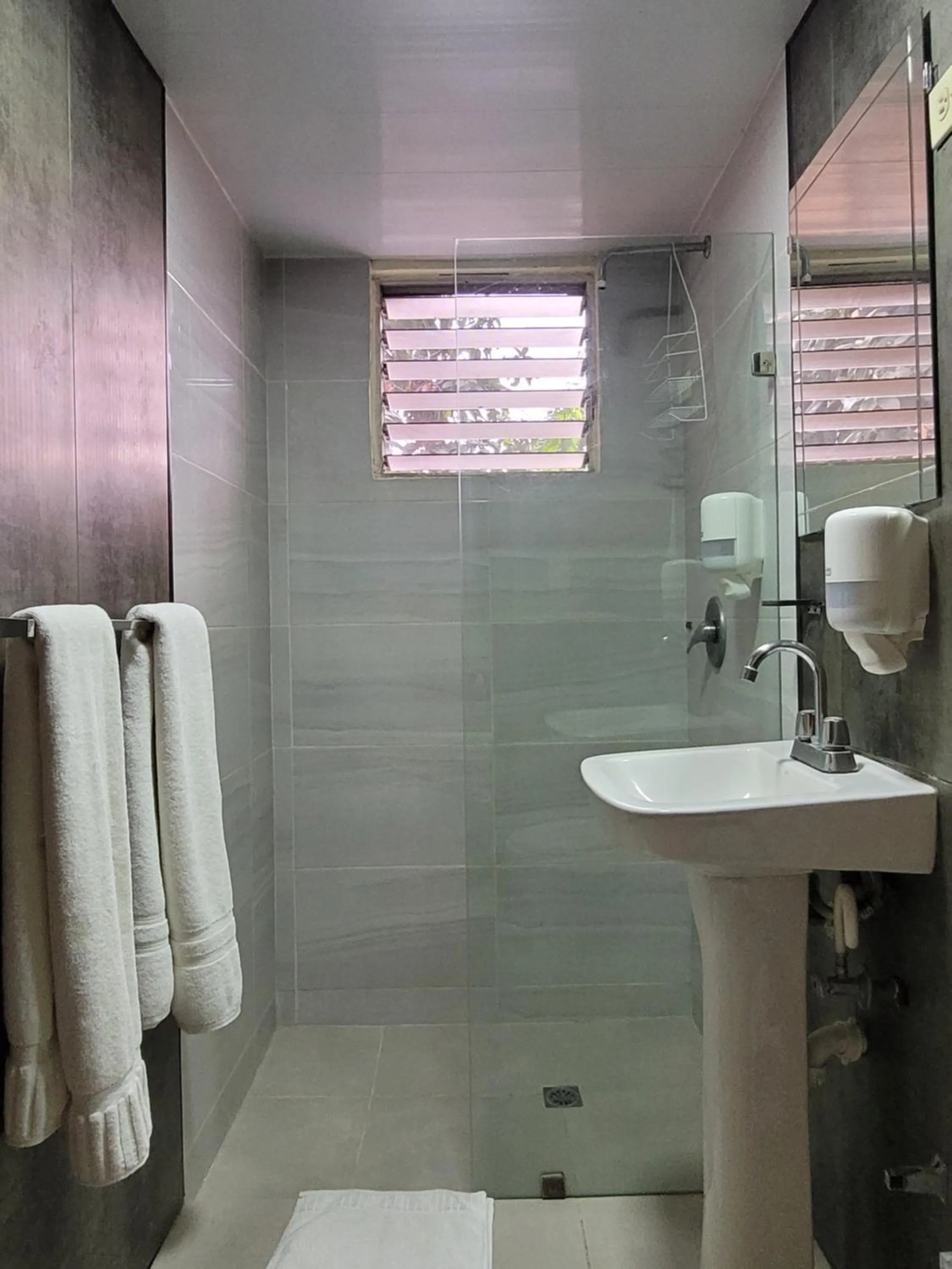 Shower in Hotel Olimpo