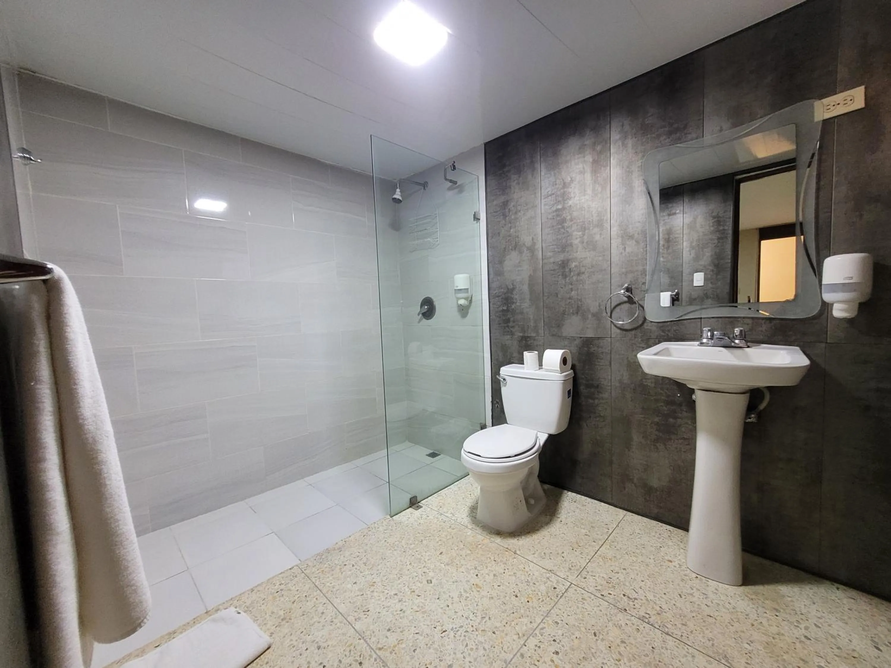 Shower in Hotel Olimpo