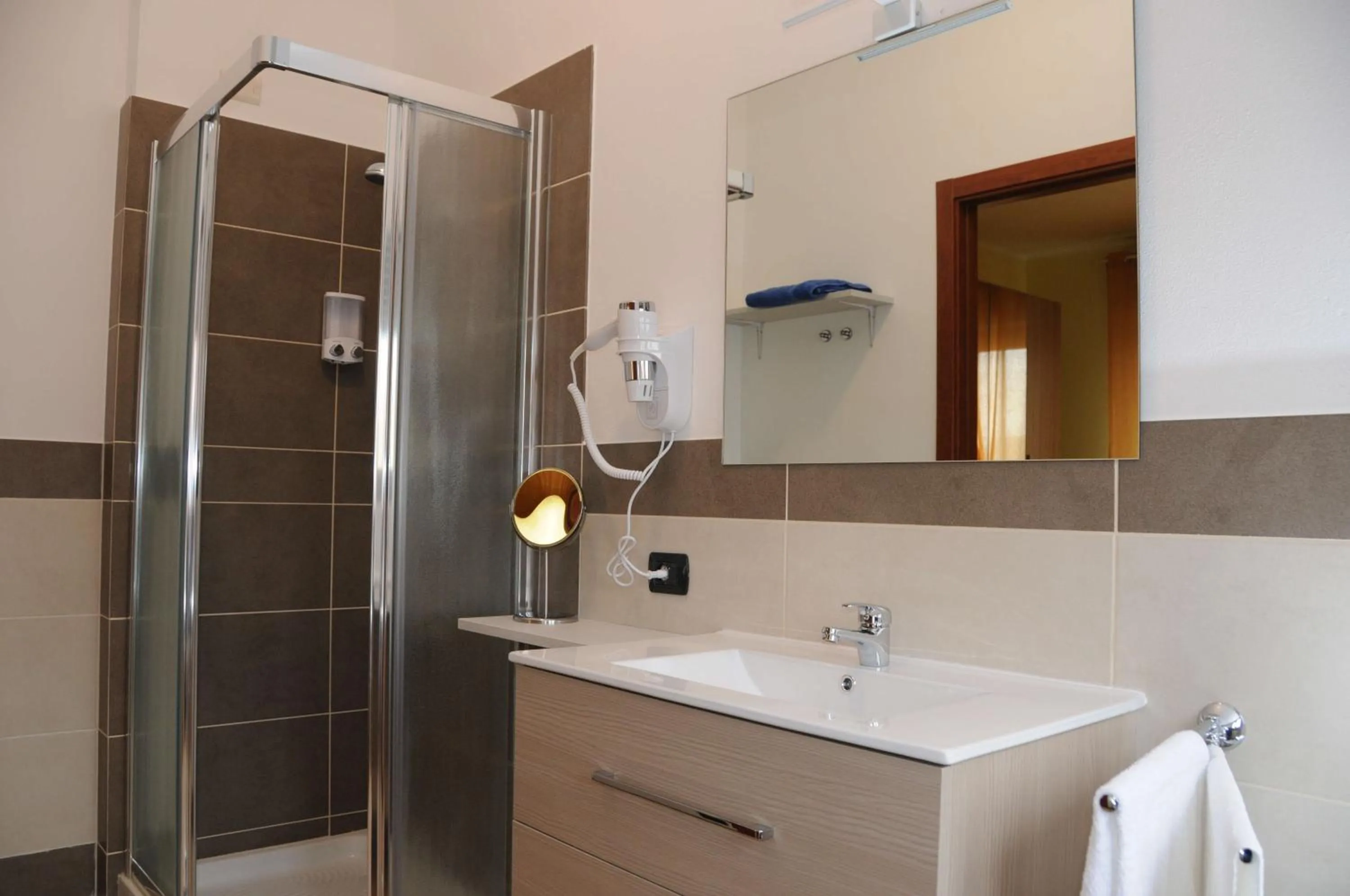 Toilet in Color House Malpensa B&B