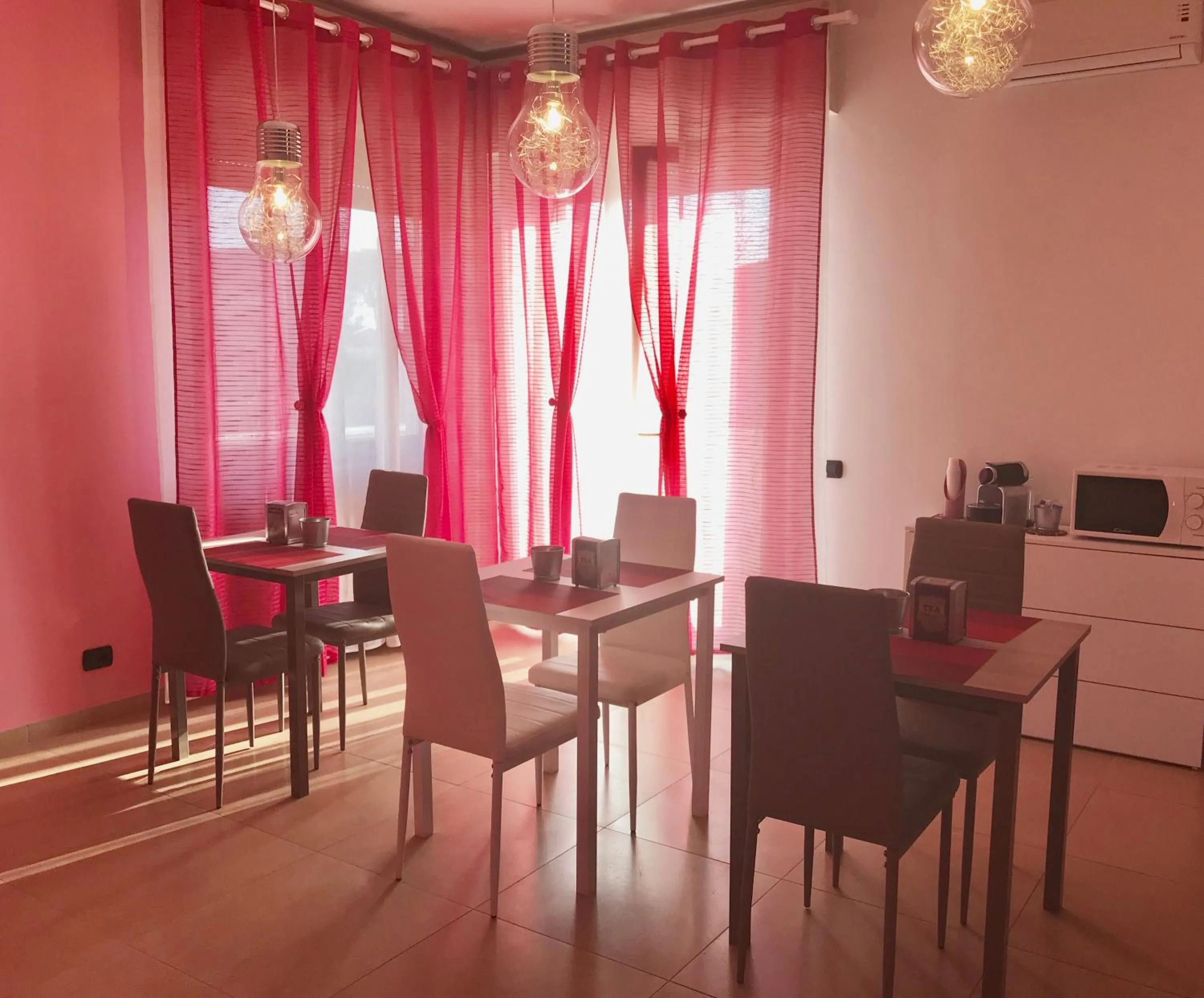 Breakfast in Color House Malpensa B&B