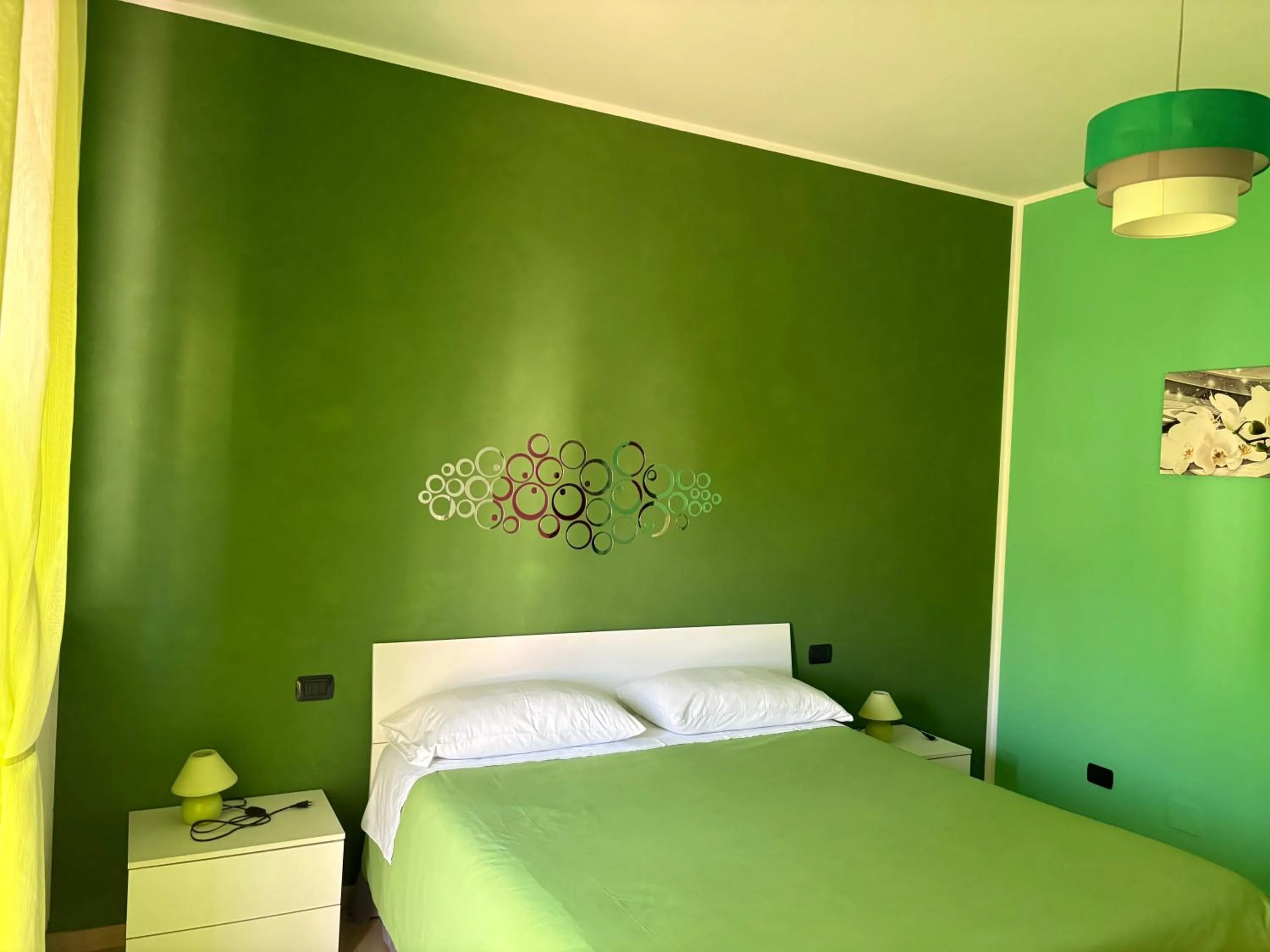 Bed in Color House Malpensa B&B