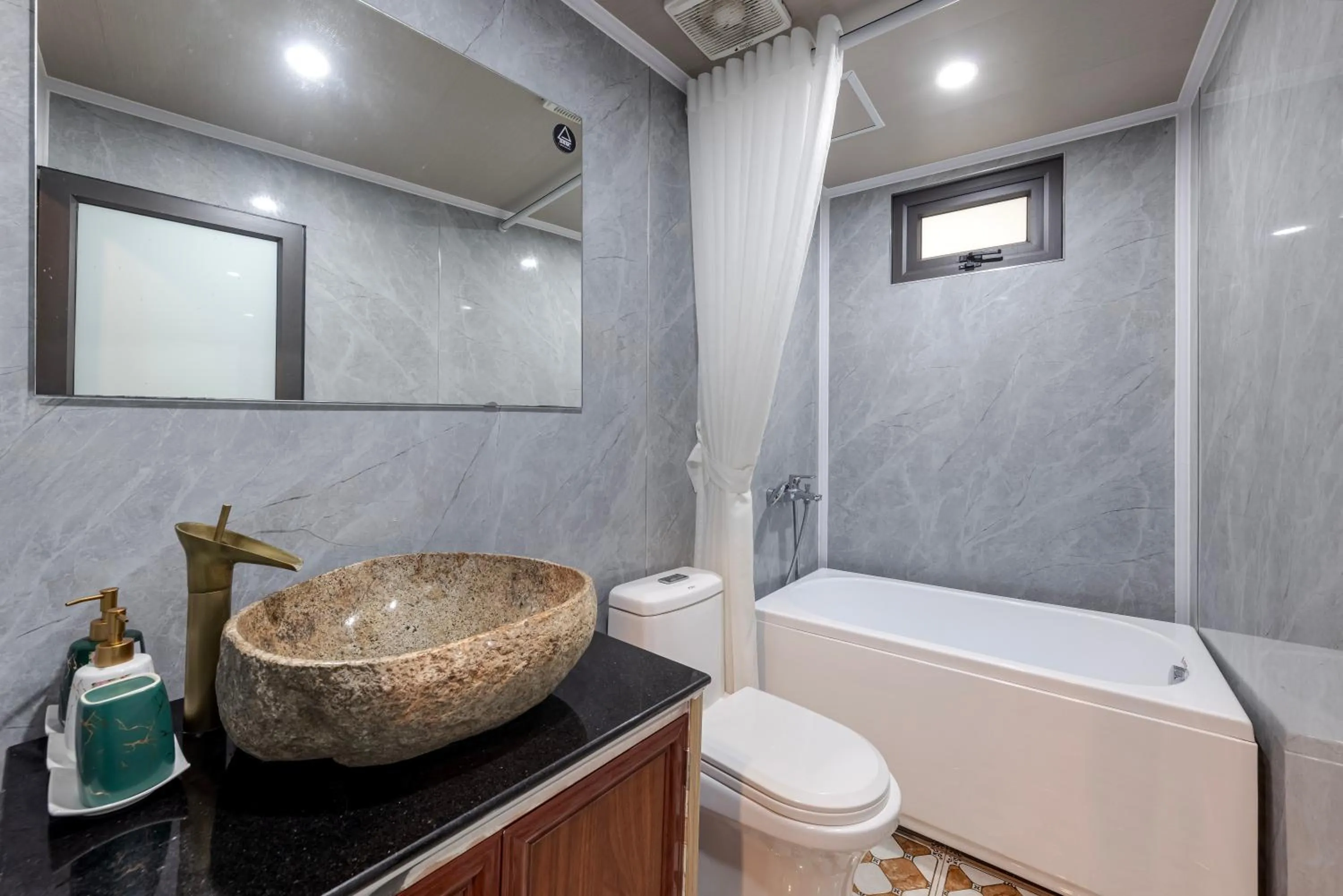 Shower in Tam Coc Friends Bungalow Ninh Bình