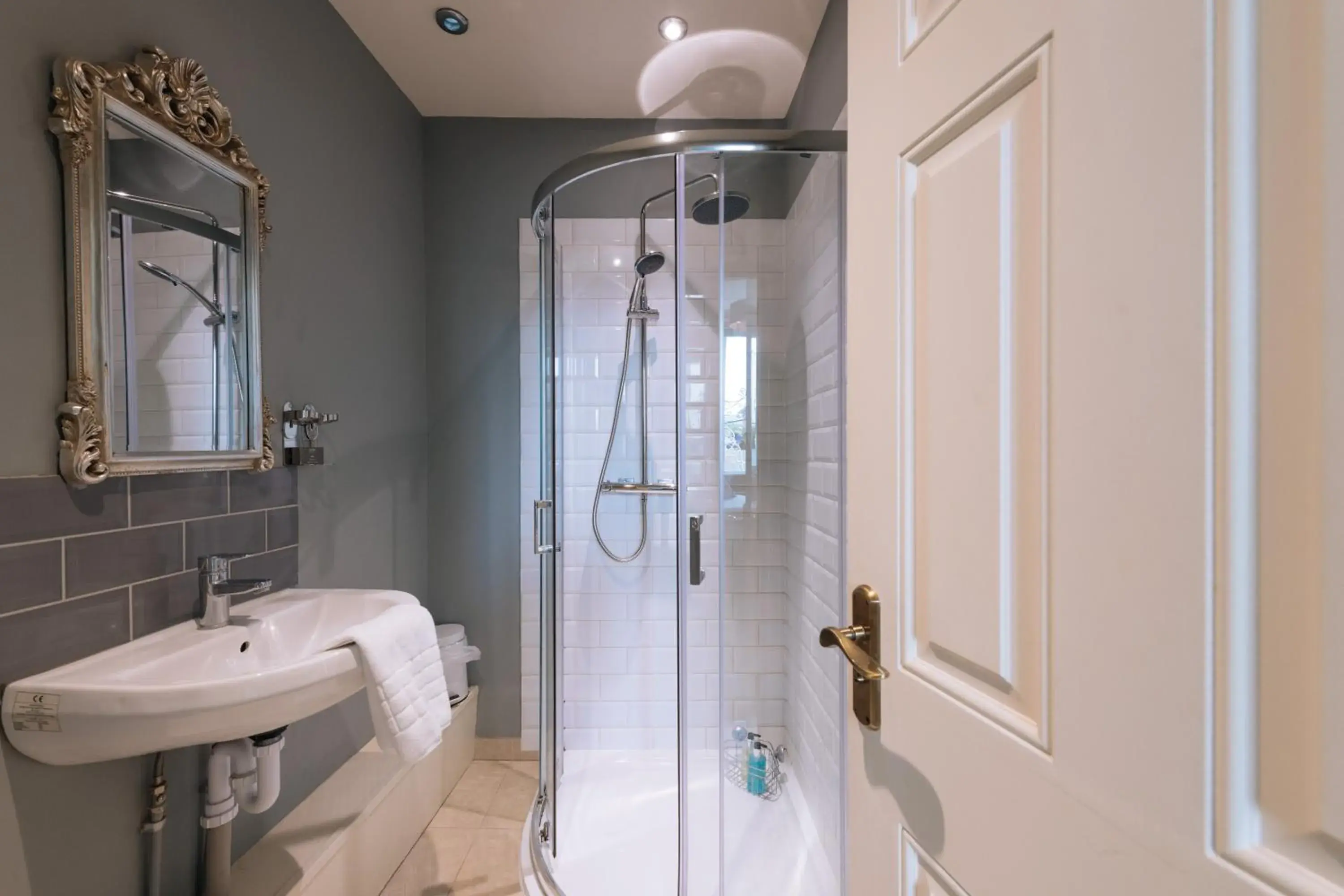 Double Room with Private Bathroom in The Crown Pub & Guesthouse Double Room with Private Bathroom in The Crown Pub & Guesthouse