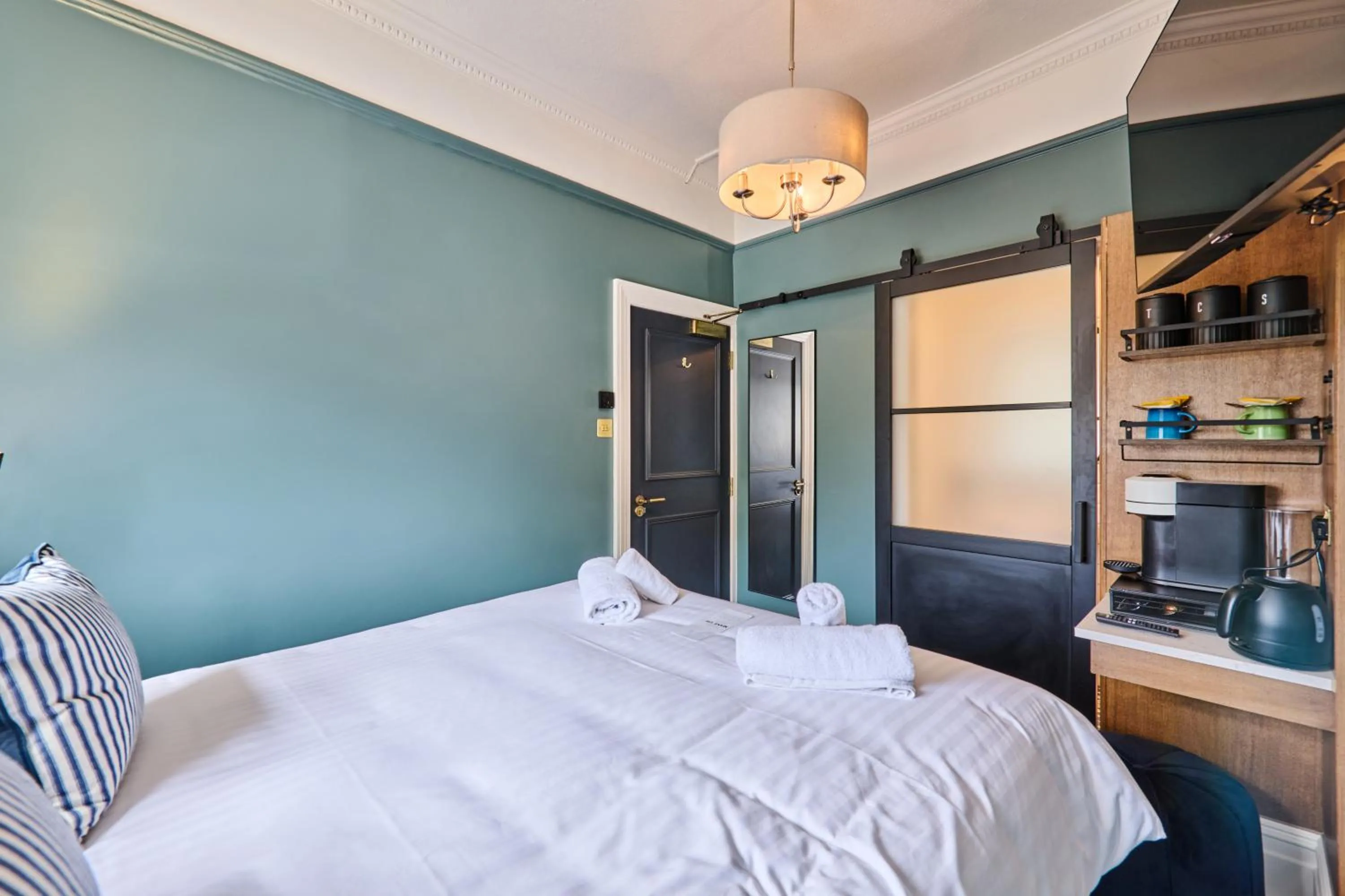 Bed in The Crown Pub & Guesthouse