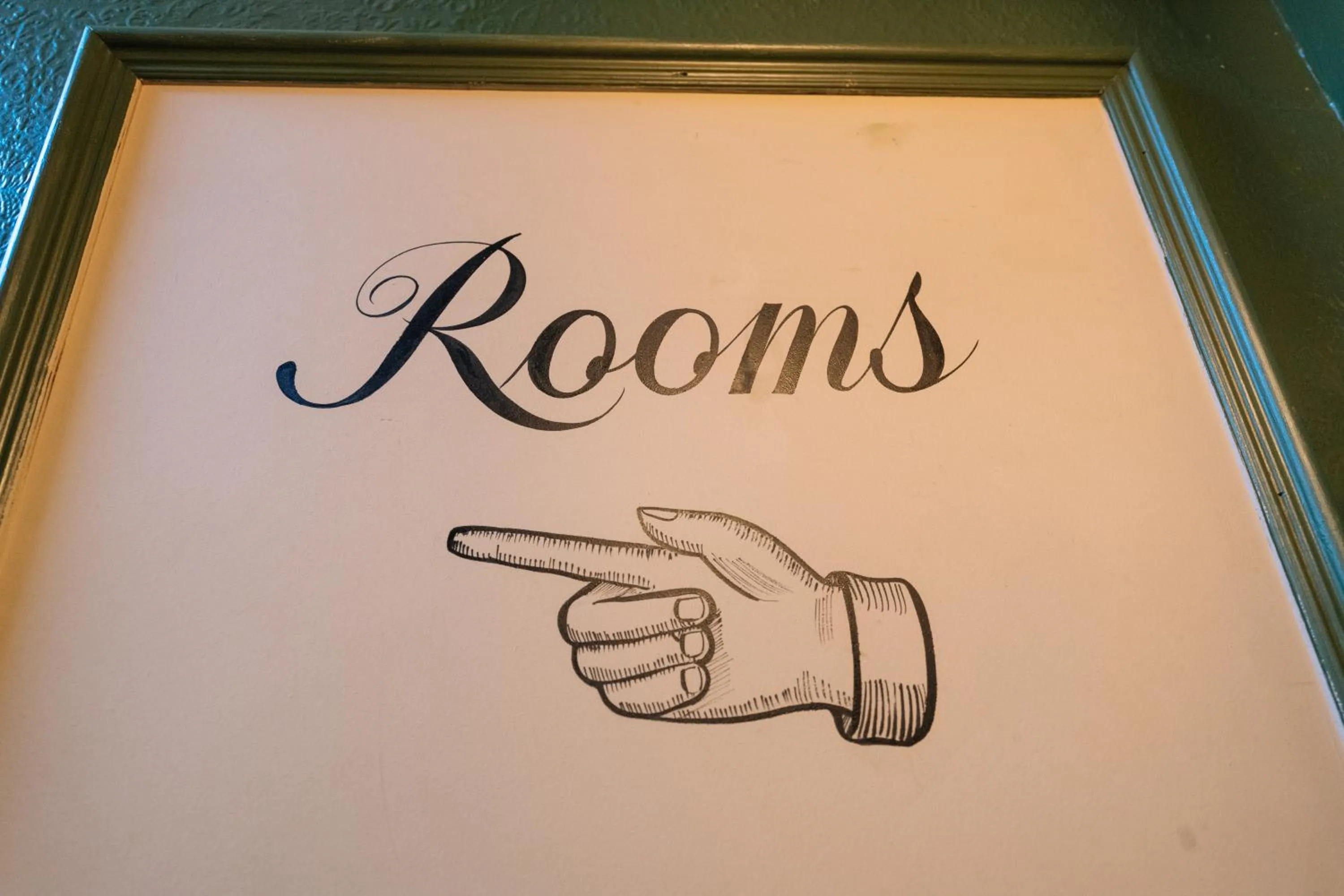 Logo/Certificate/Sign in The Crown Pub & Guesthouse