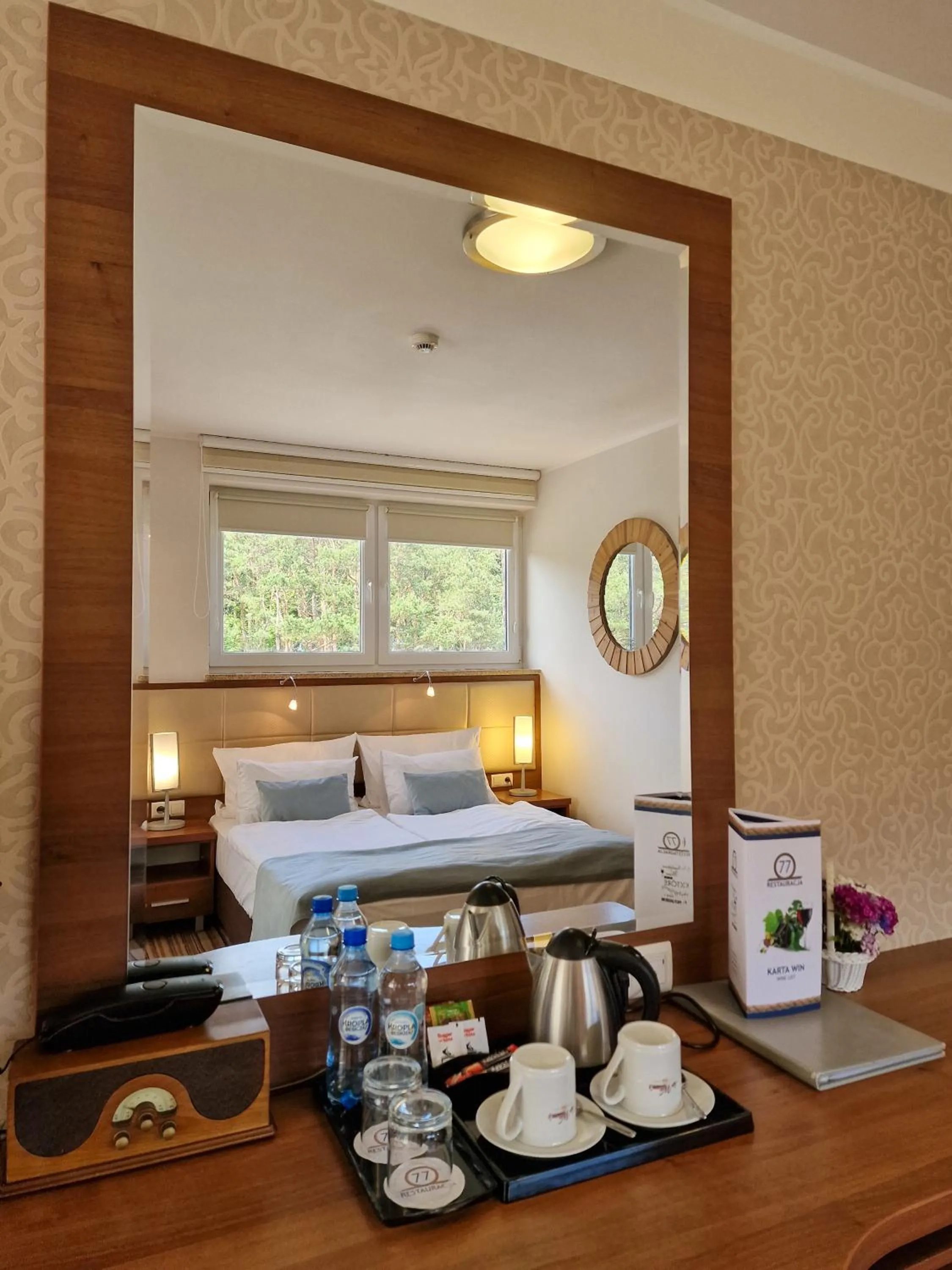 Coffee/tea facilities, Bed in Hotel 77 Restauracja Spa