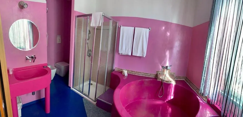 Bathroom, Bed in Hotel Bella 'Mbriana