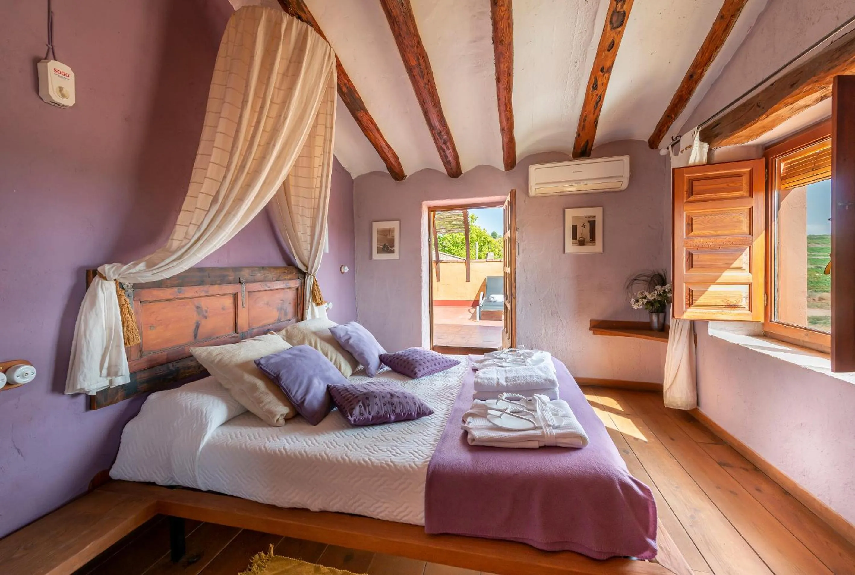 Bed in Les Vinyes Alojamiento Rural Boutique & SPA