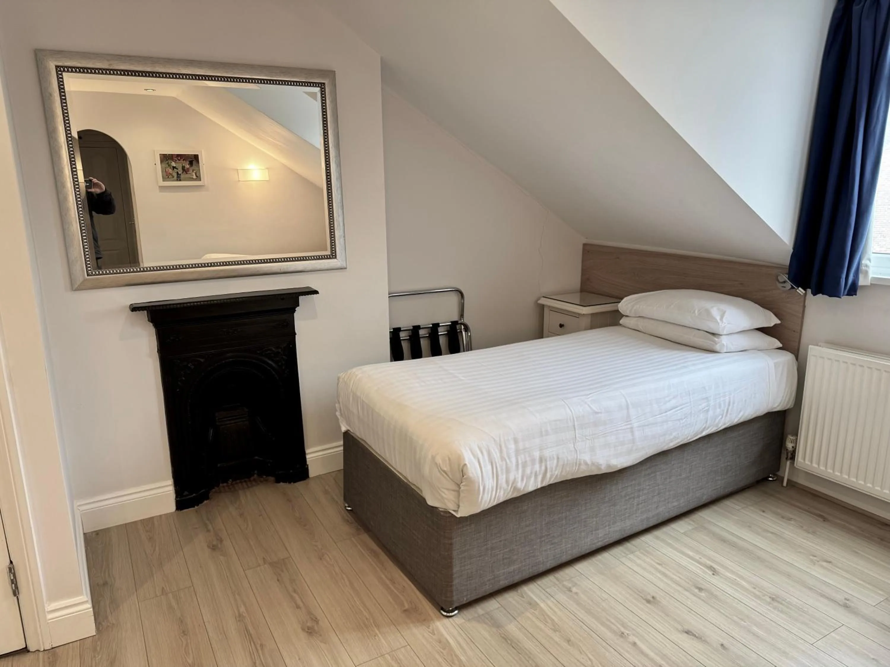 Bed in Brentwood Hotel