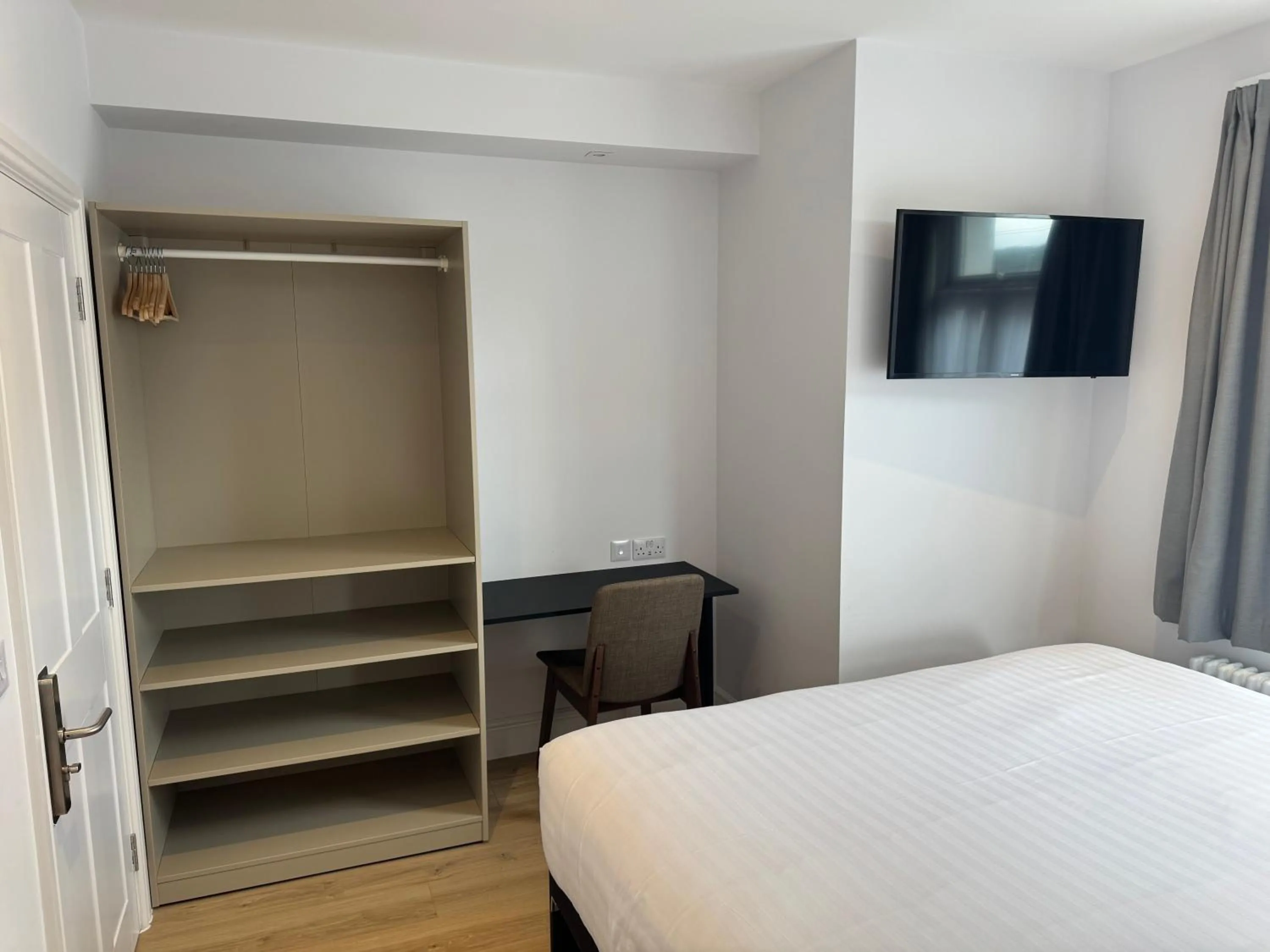 Bed in Brentwood Hotel