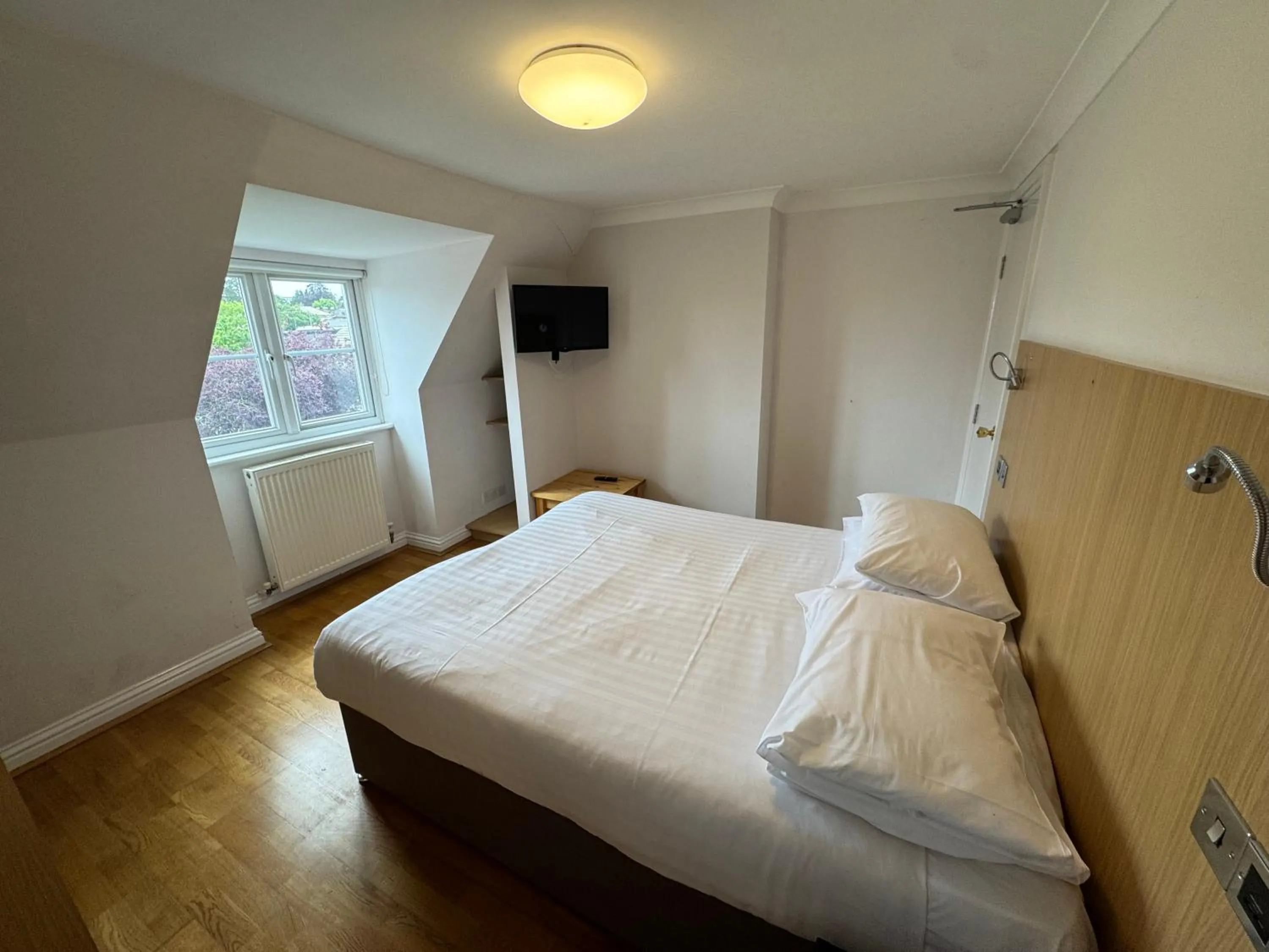 Bed in Brentwood Hotel