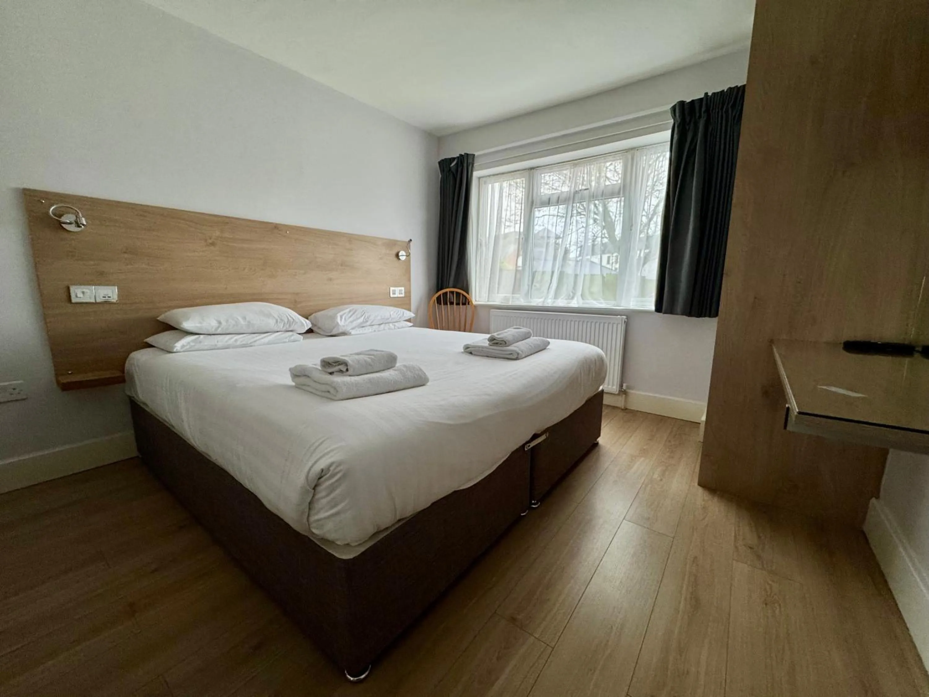 Bed in Brentwood Hotel