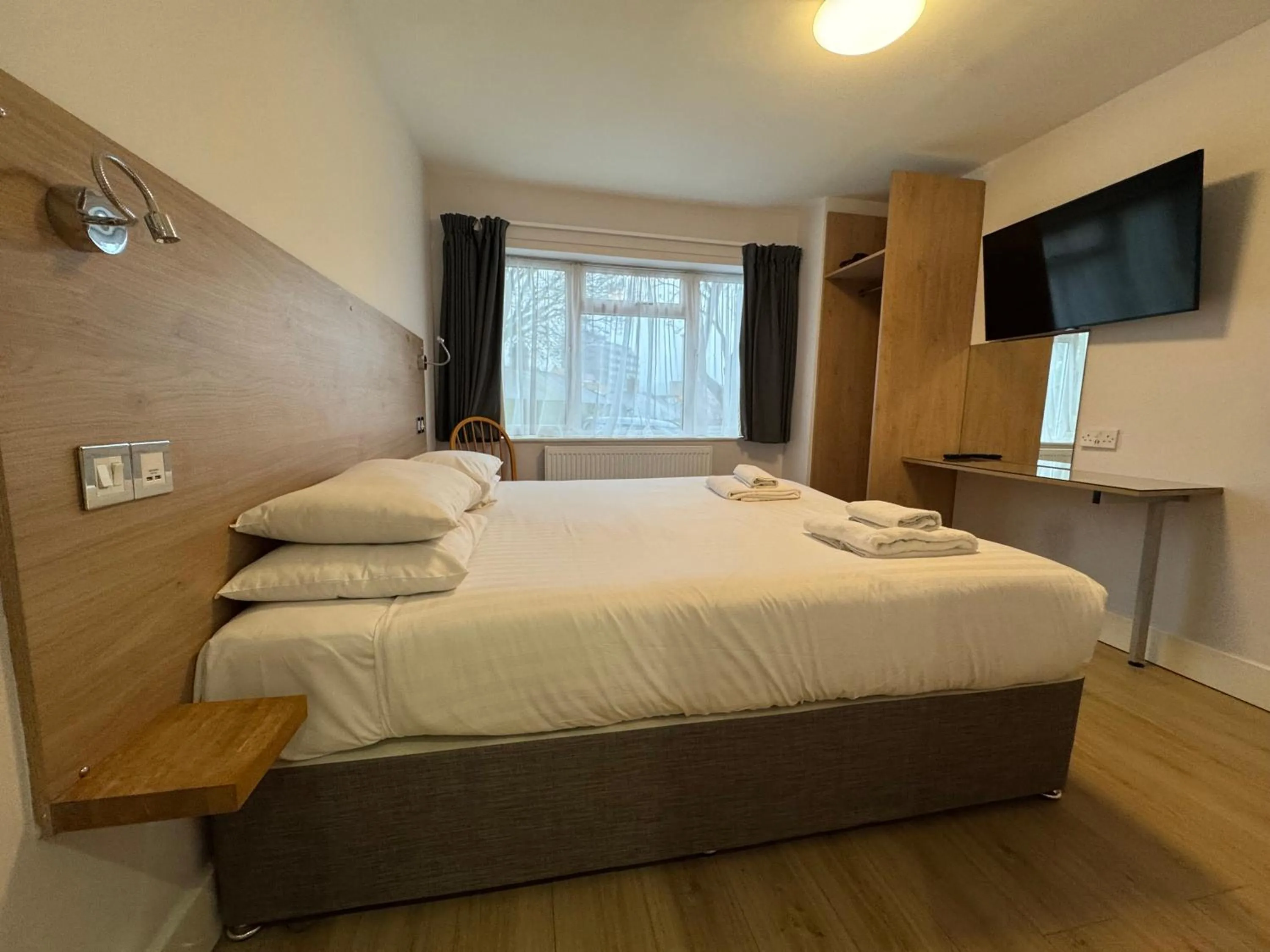 Bed in Brentwood Hotel