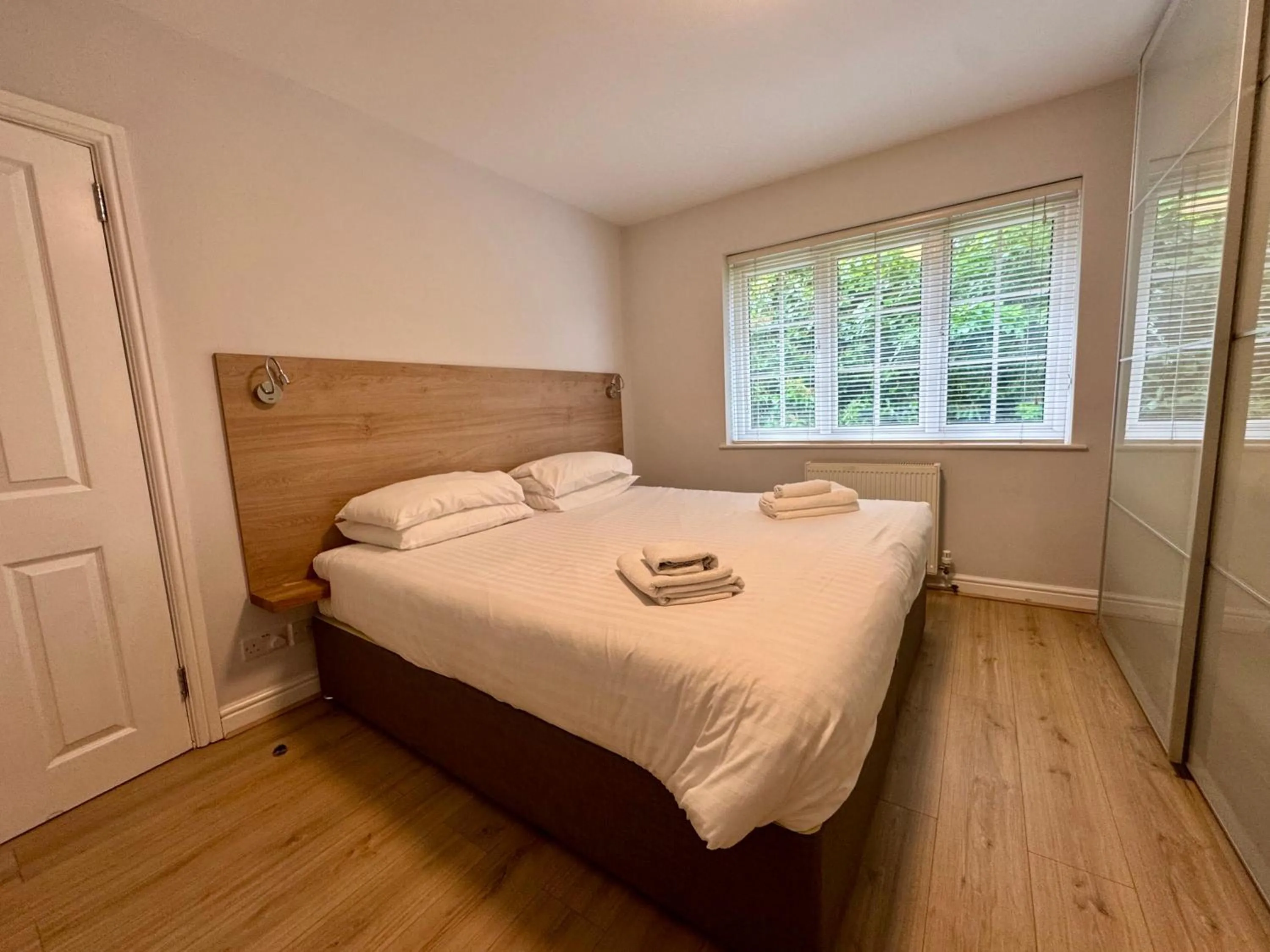 Bed in Brentwood Hotel