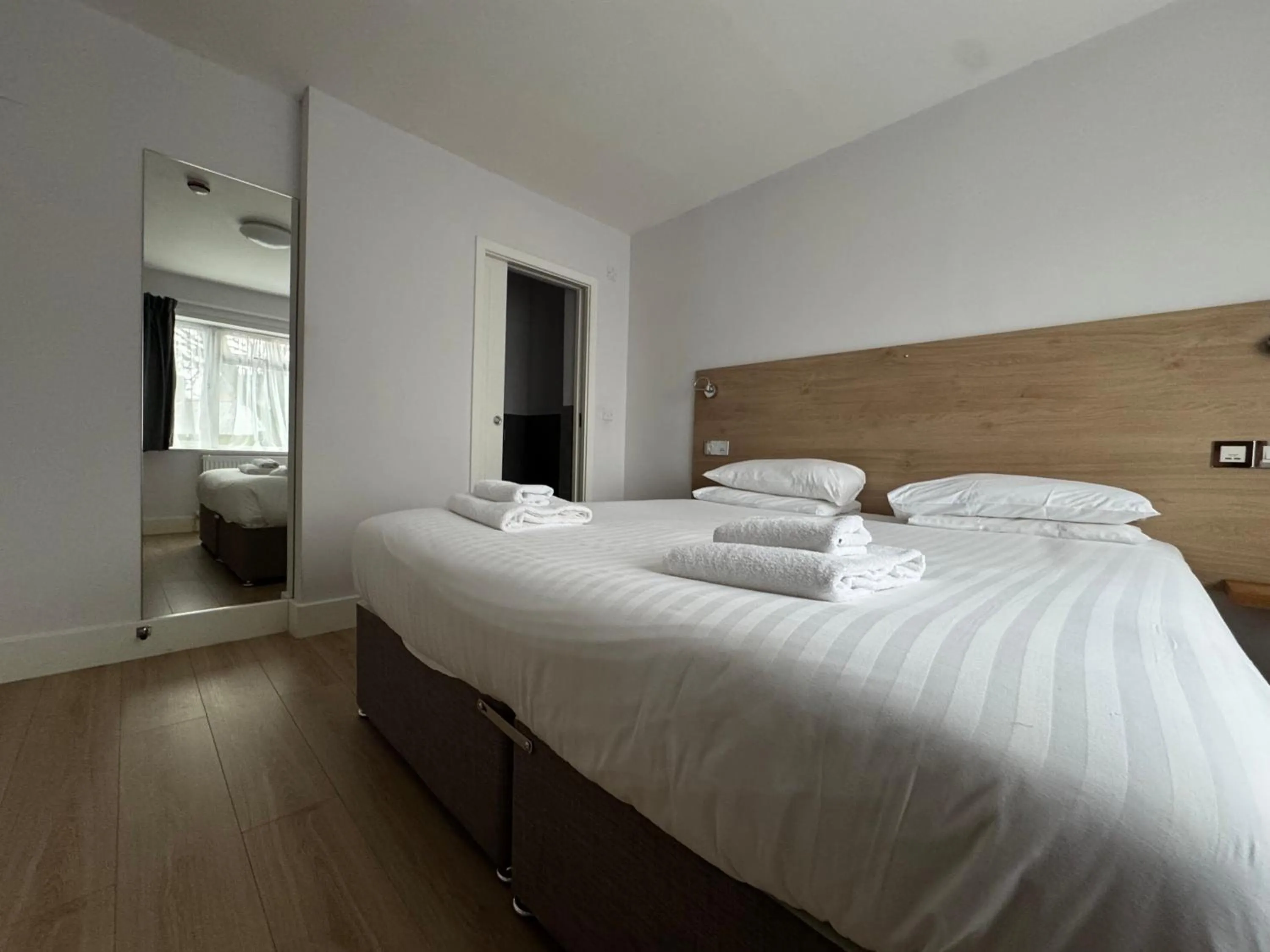 Bed in Brentwood Hotel