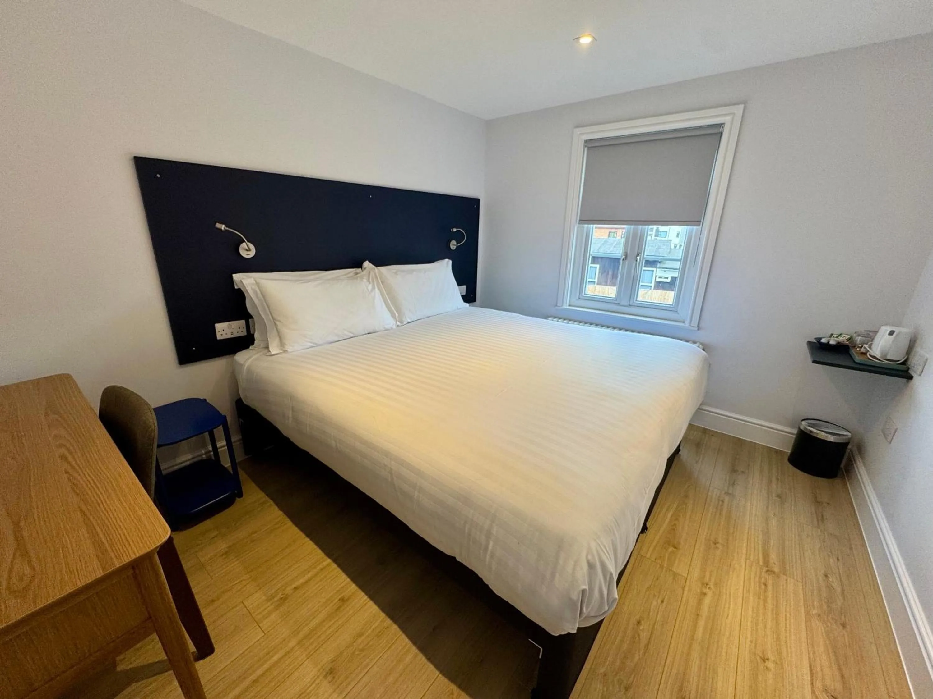 Bed in Brentwood Hotel