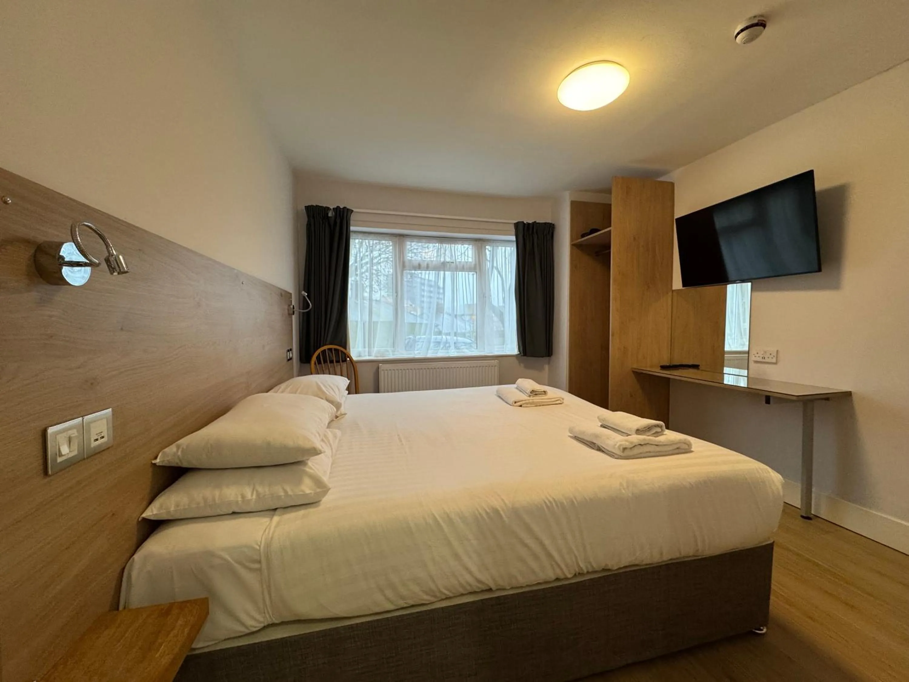 Bed in Brentwood Hotel