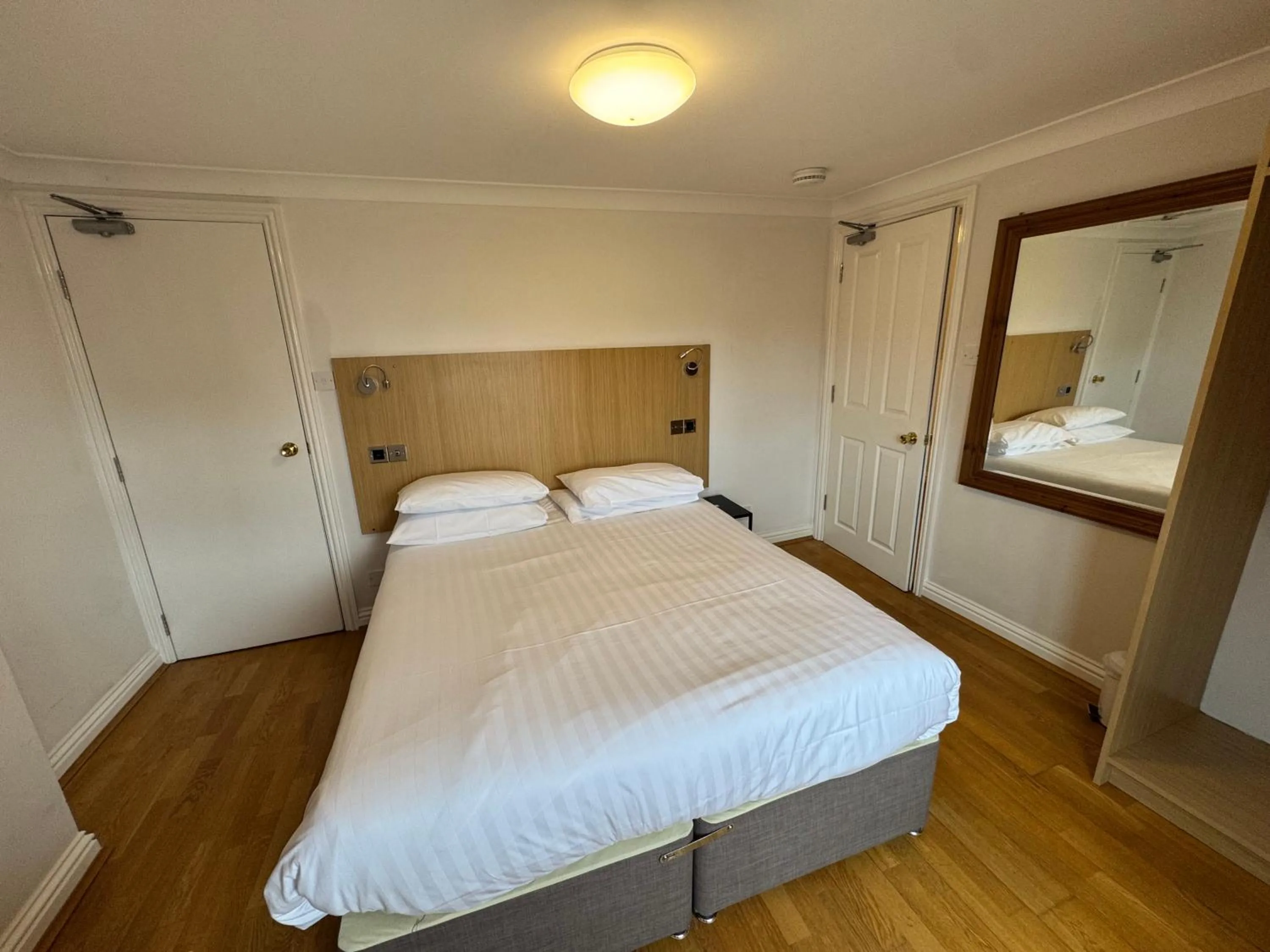 Bed in Brentwood Hotel