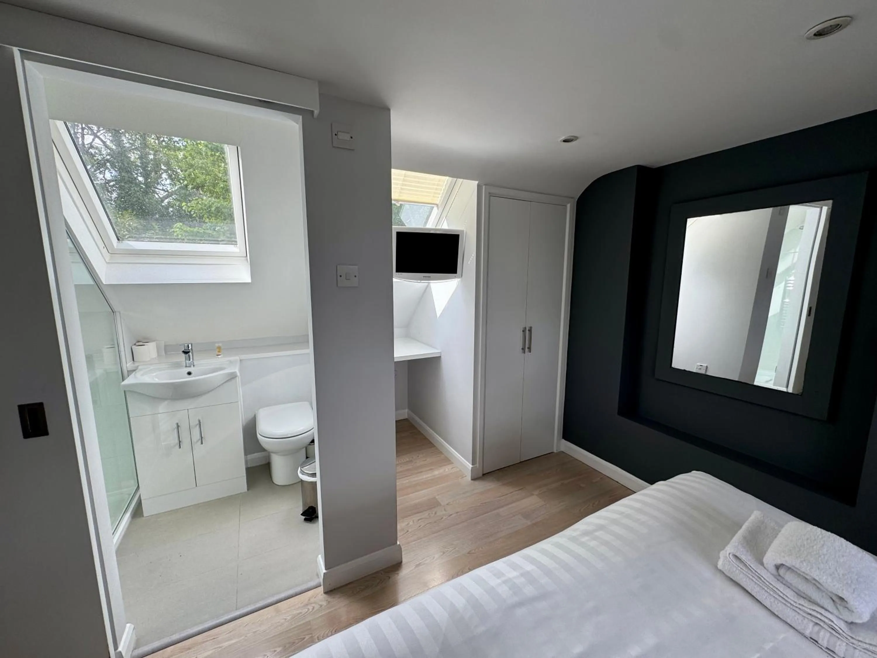 Bed in Brentwood Hotel