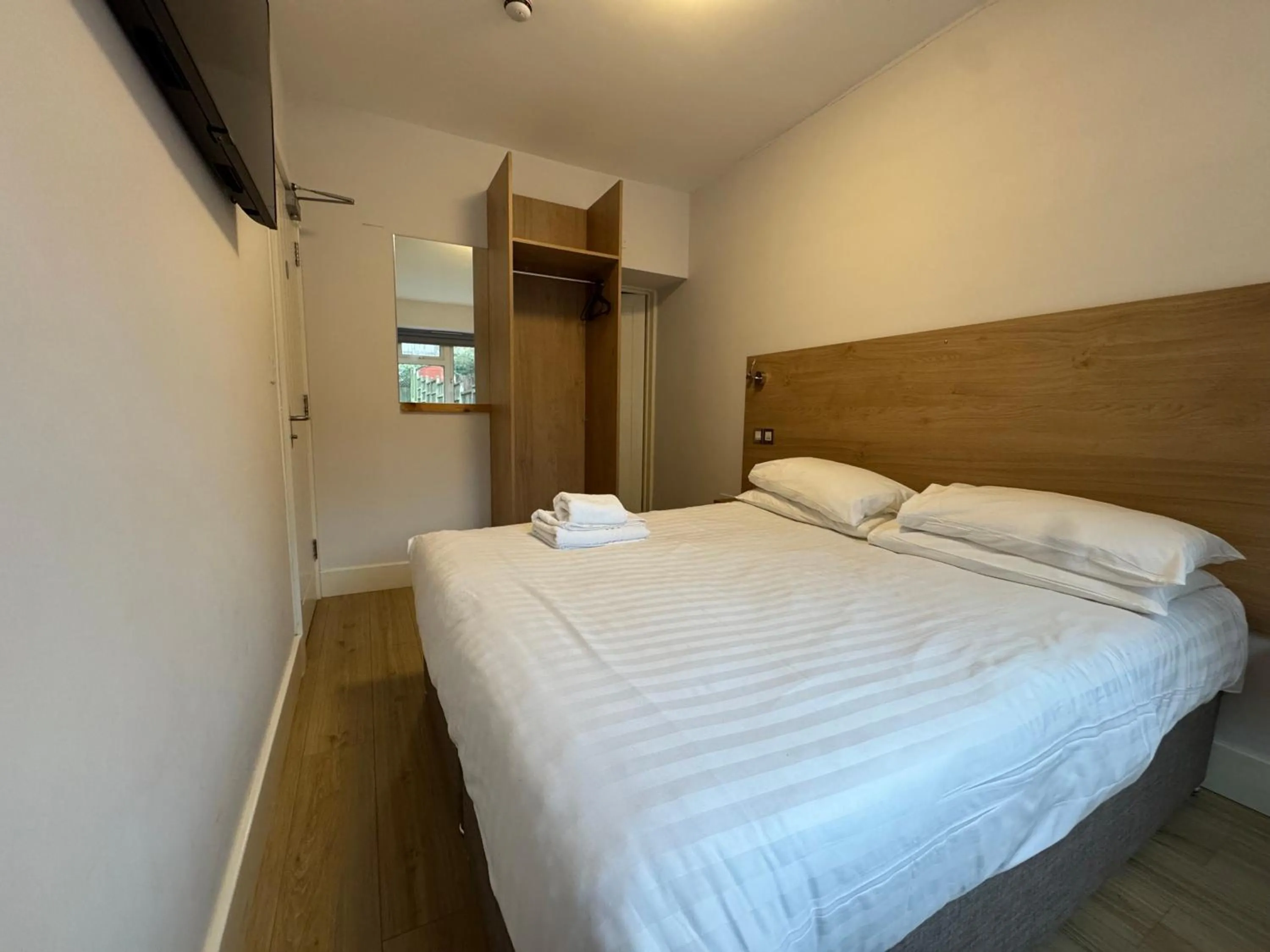 Bed in Brentwood Hotel