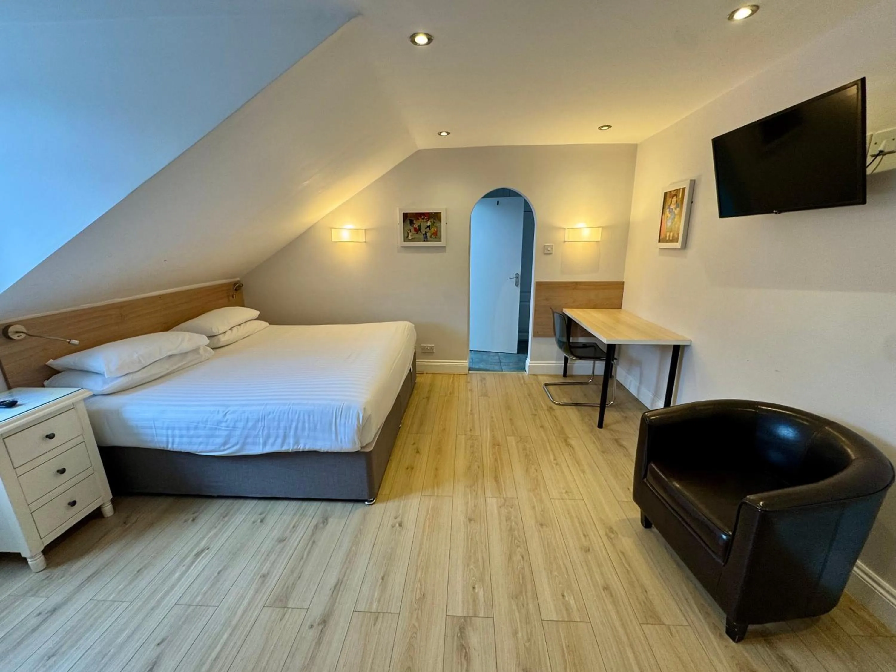 Bed in Brentwood Hotel