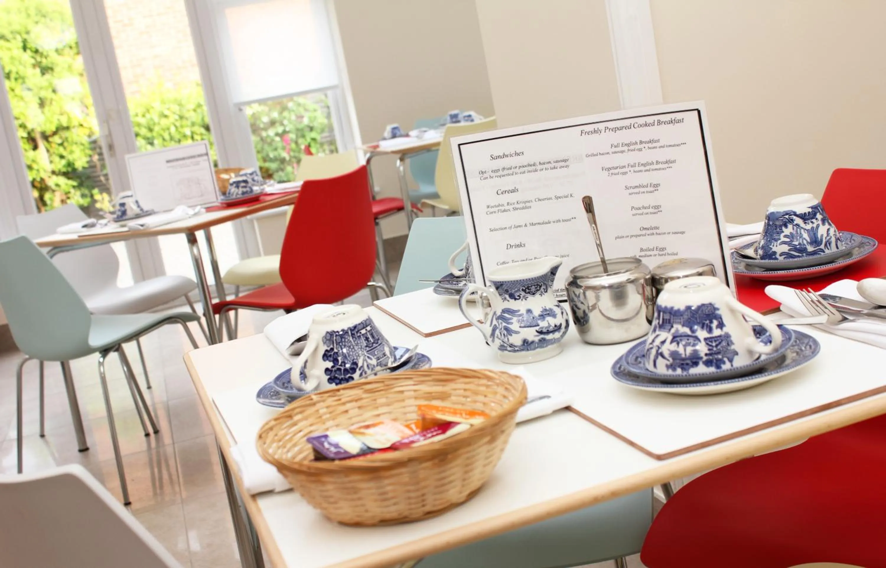 Restaurant/places to eat in Brentwood Hotel