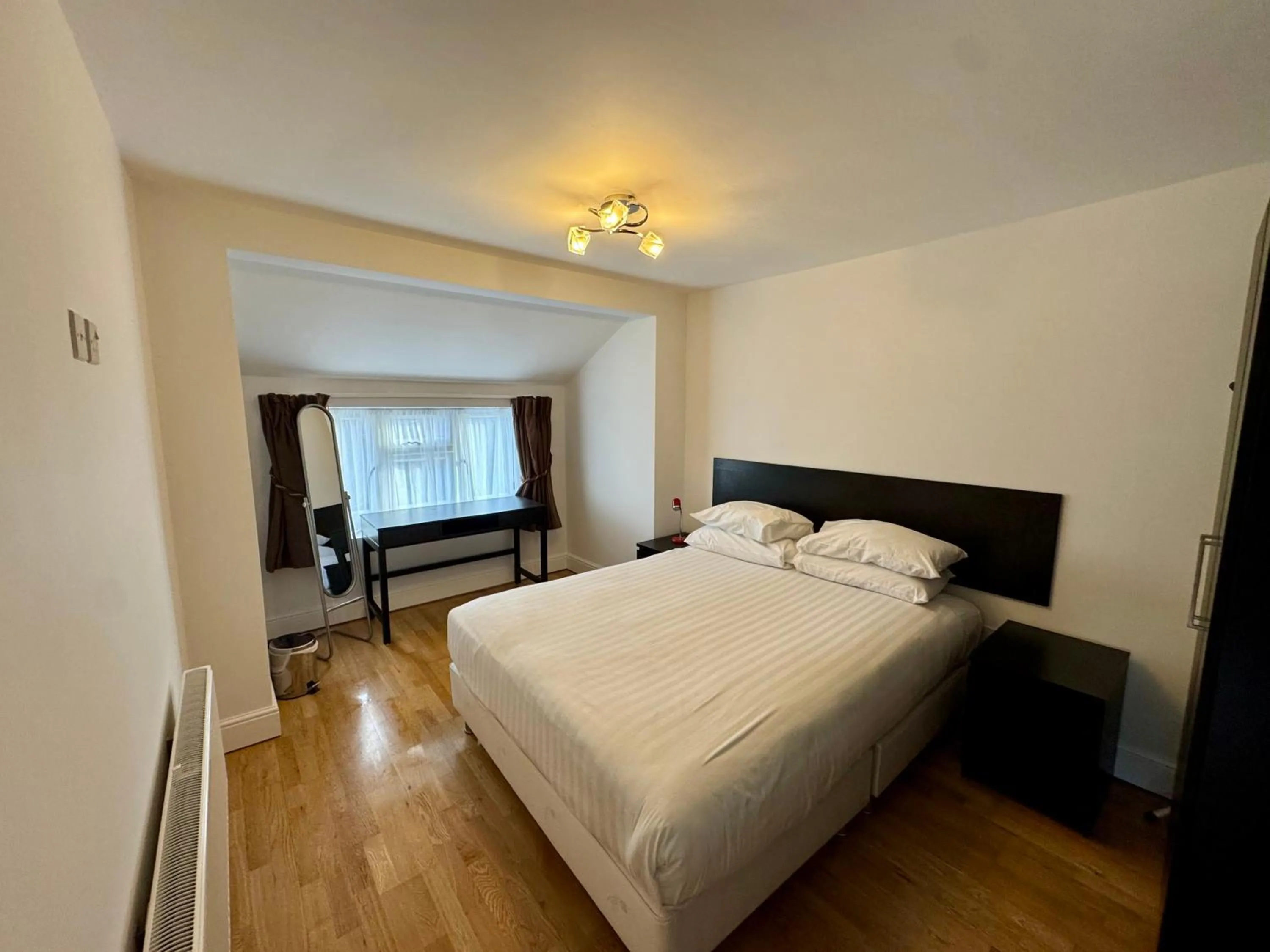 Bed in Brentwood Hotel