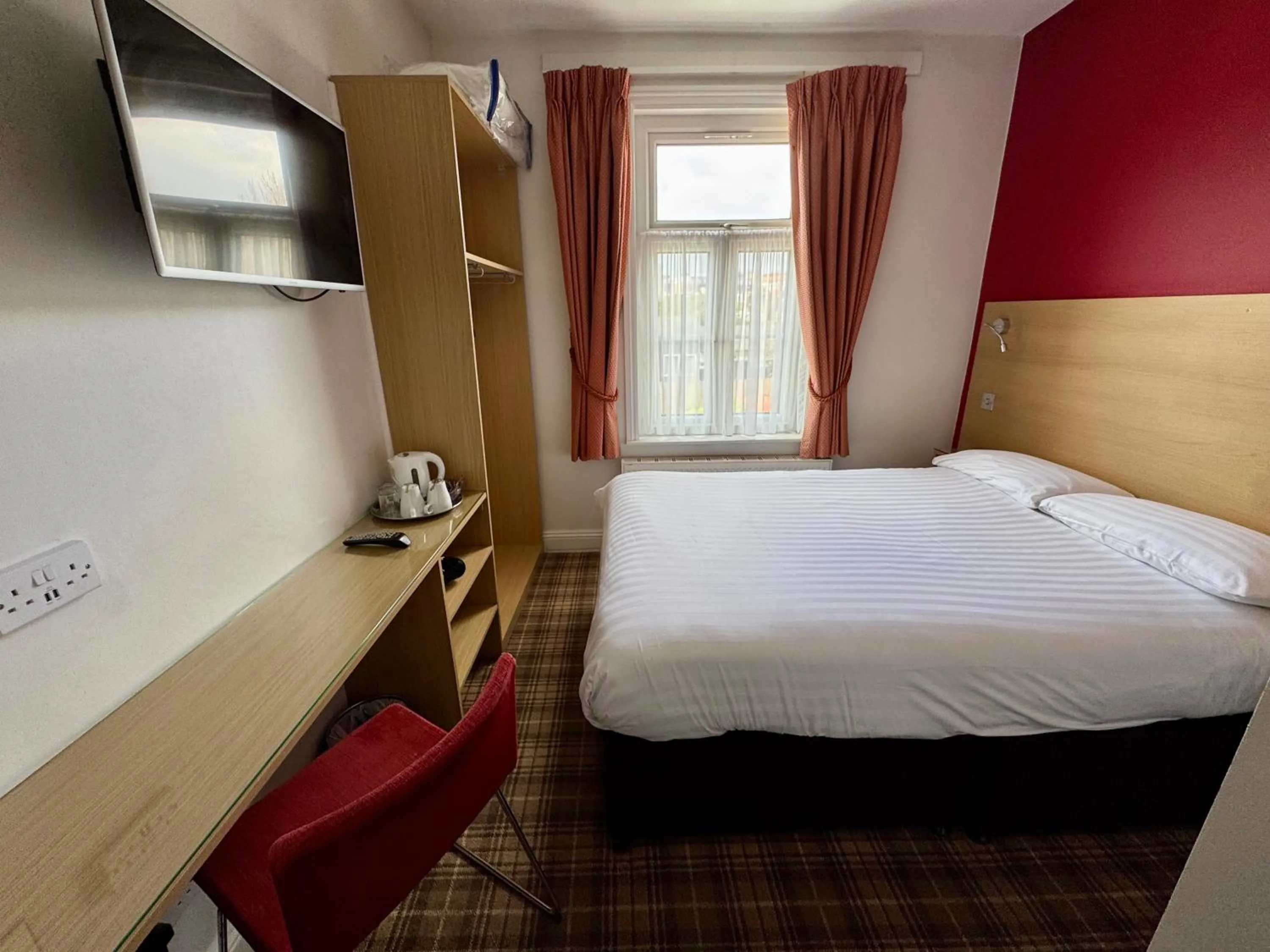 Bed in Brentwood Hotel