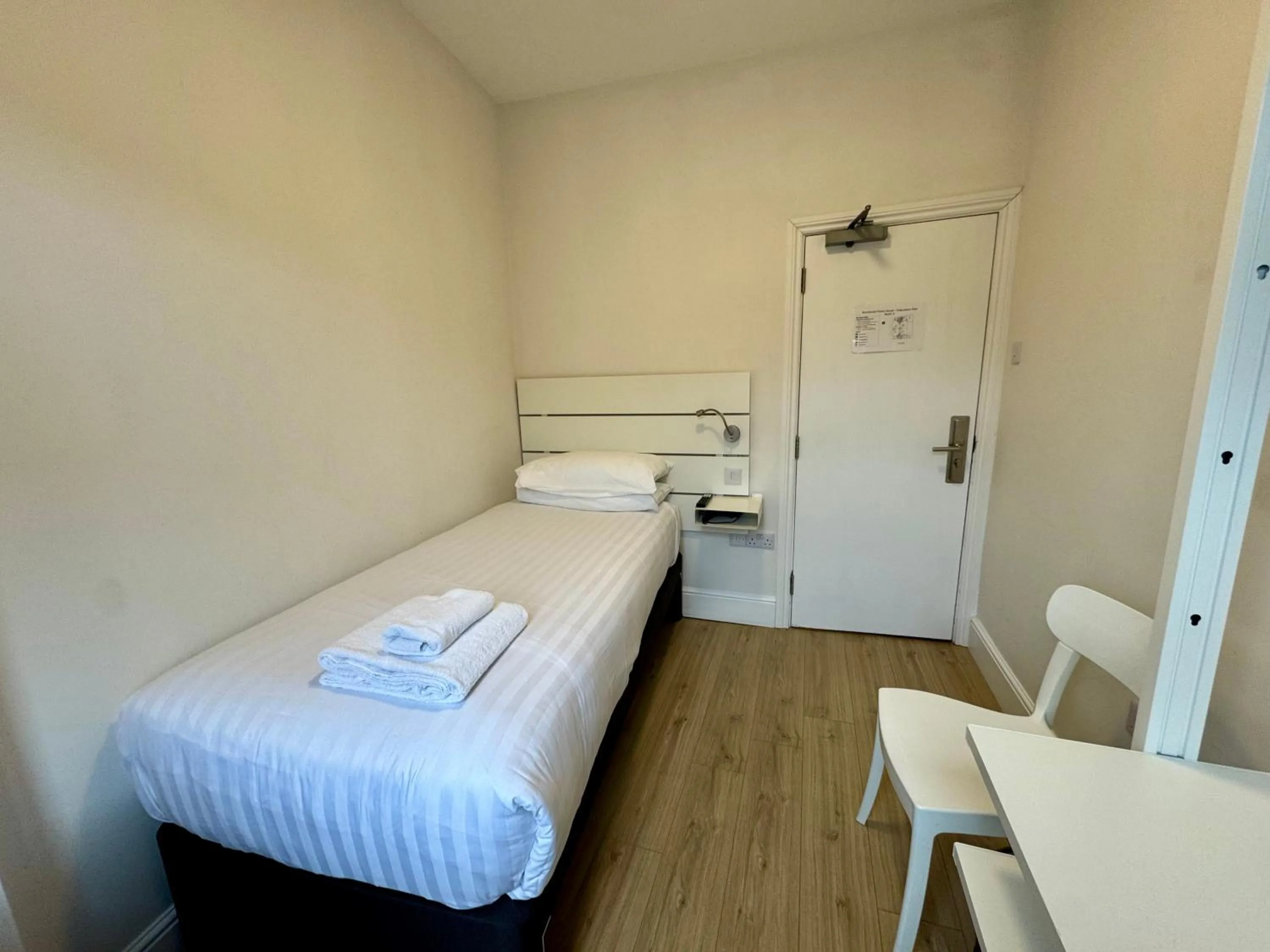 Bed in Brentwood Hotel