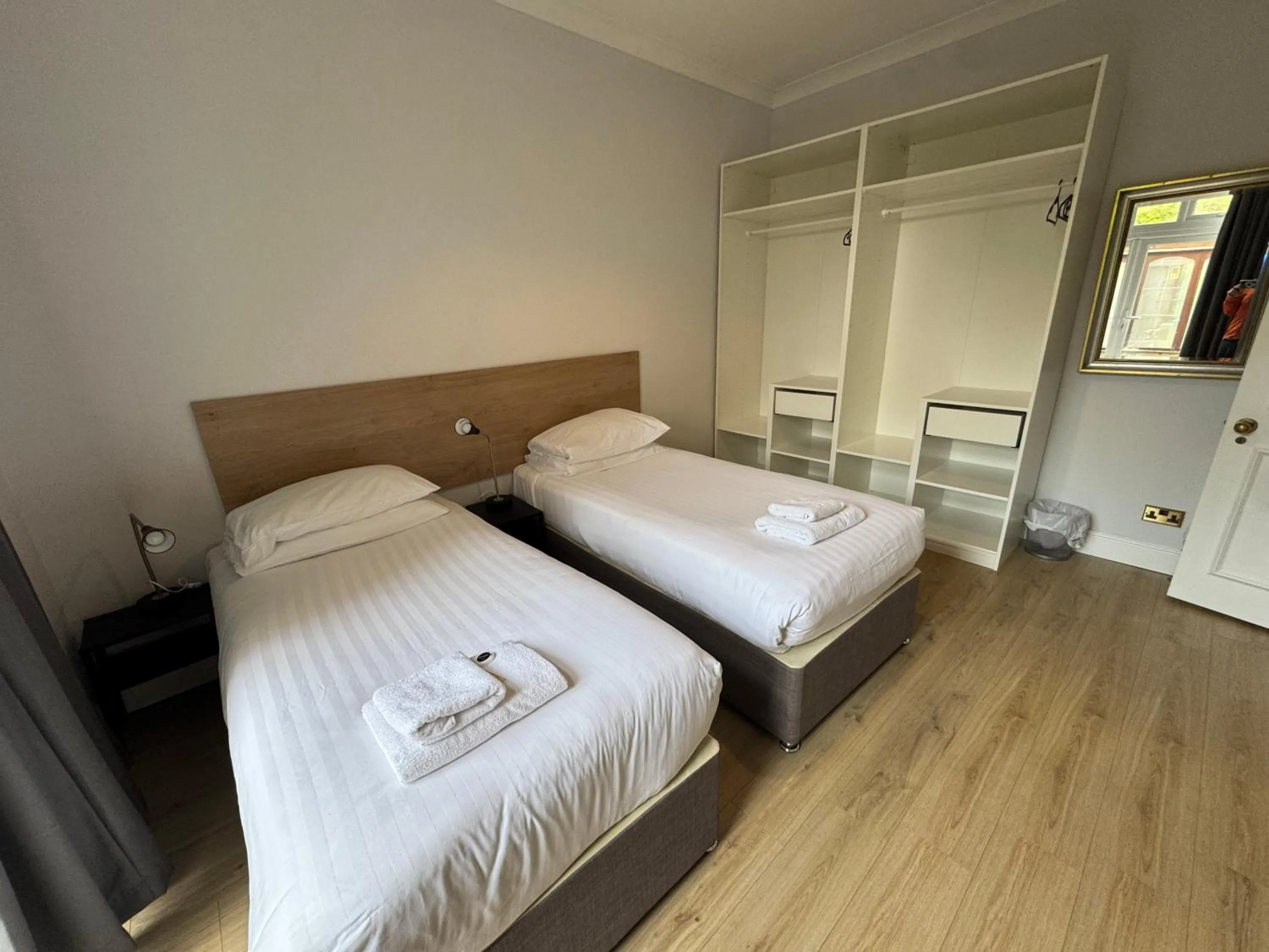 Bed in Brentwood Hotel