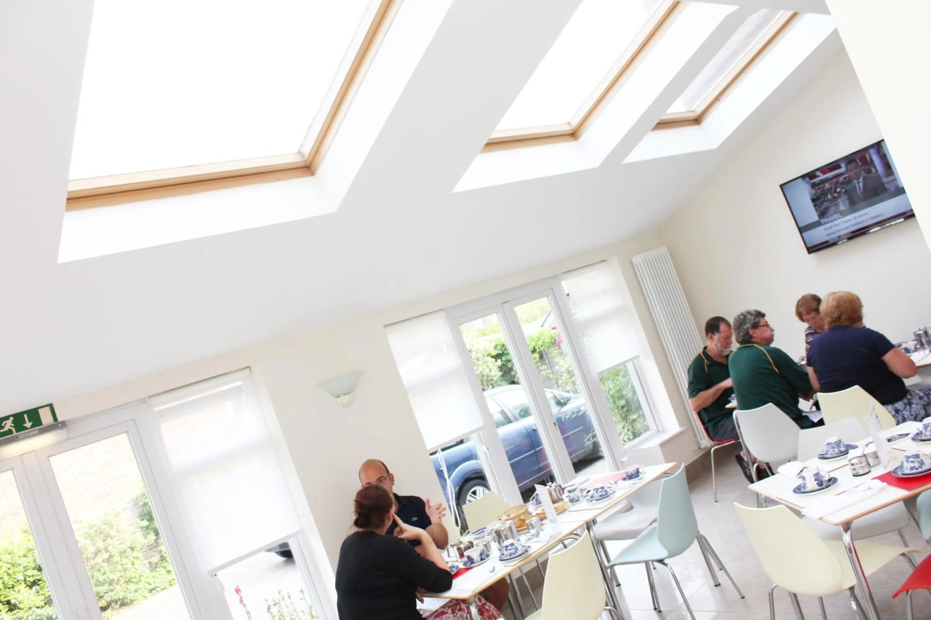 Restaurant/places to eat in Brentwood Hotel