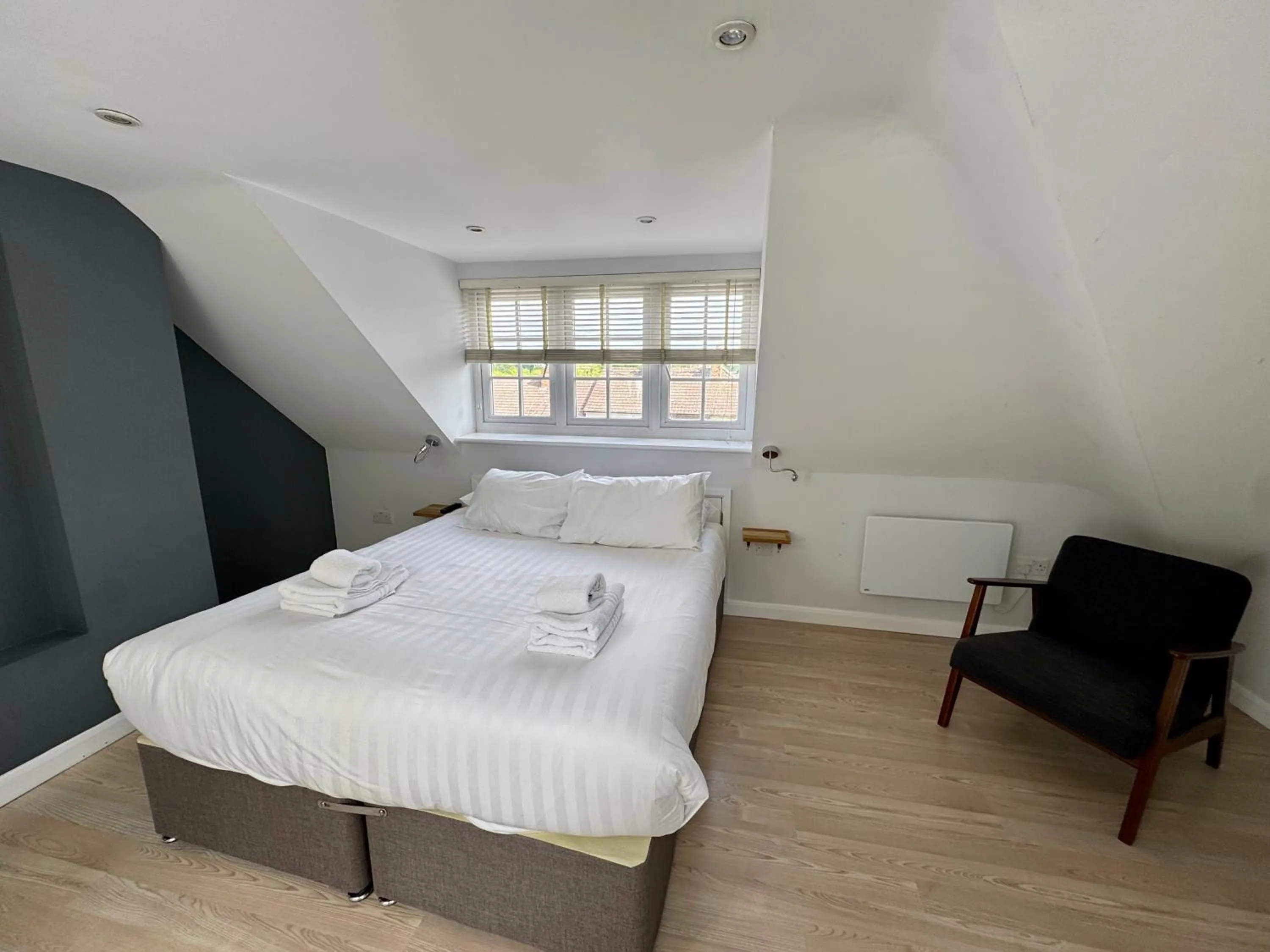 Bed in Brentwood Hotel