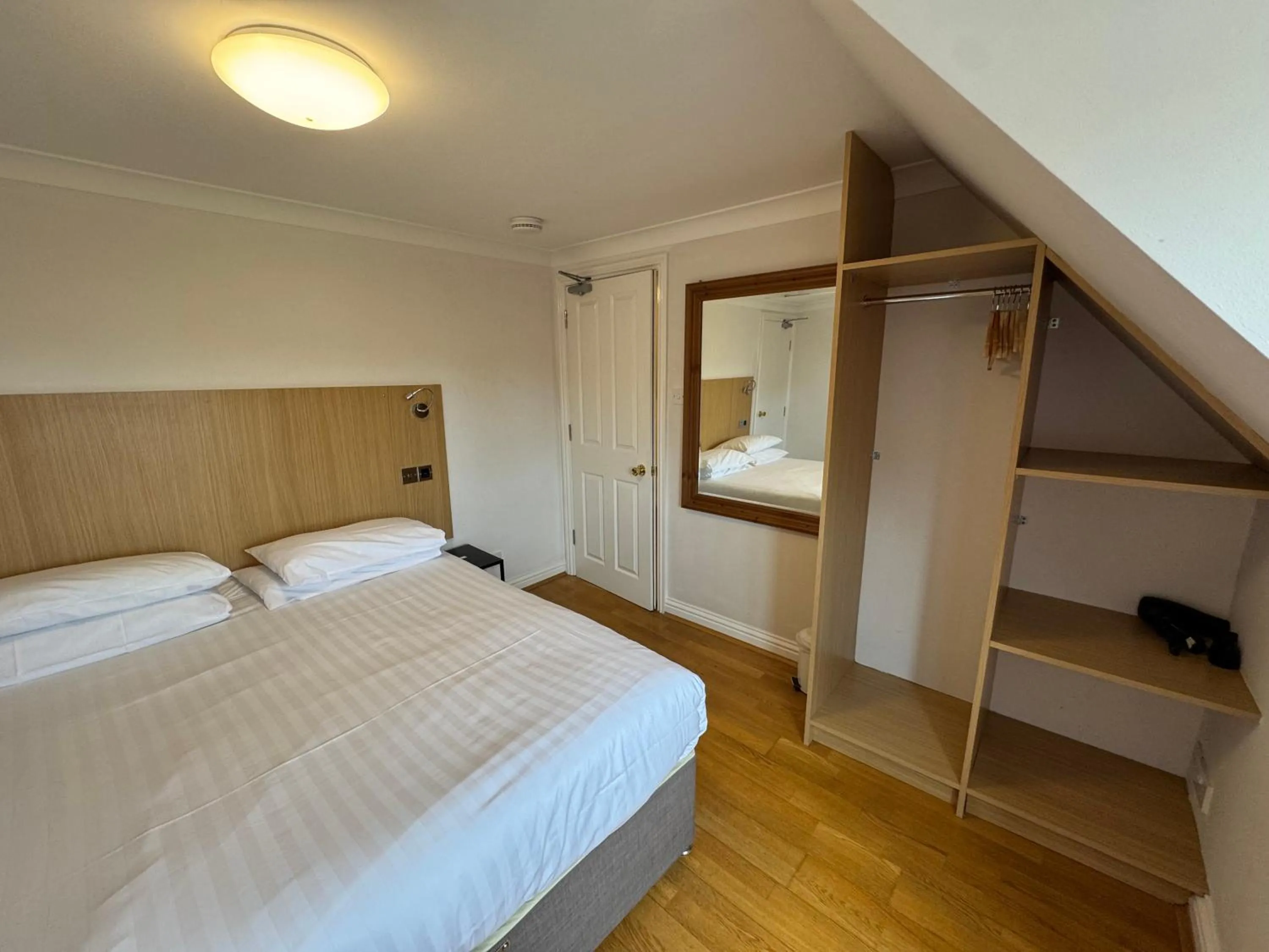 Bed in Brentwood Hotel