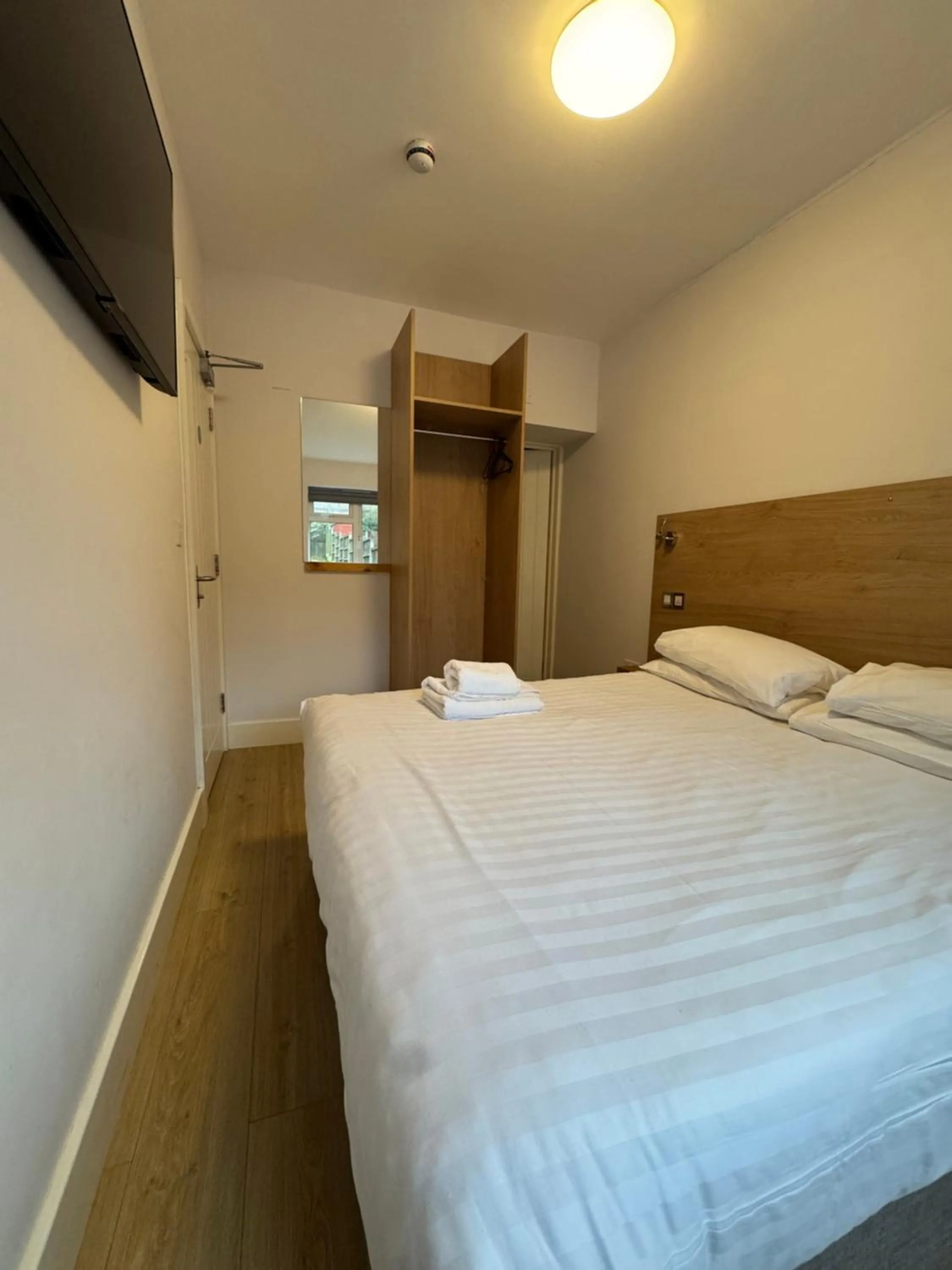 Bed in Brentwood Hotel