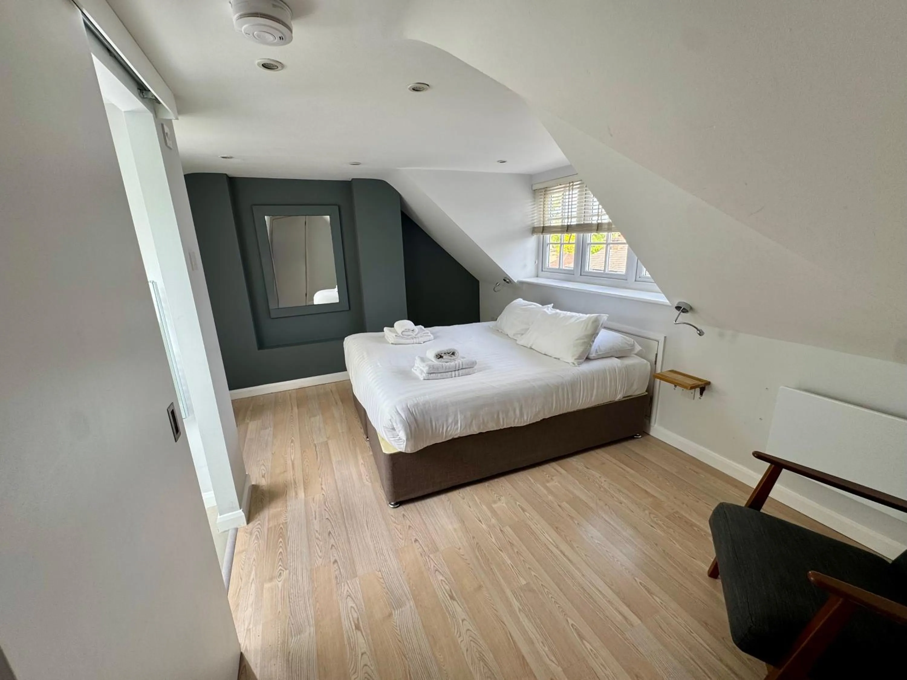 Bed in Brentwood Hotel