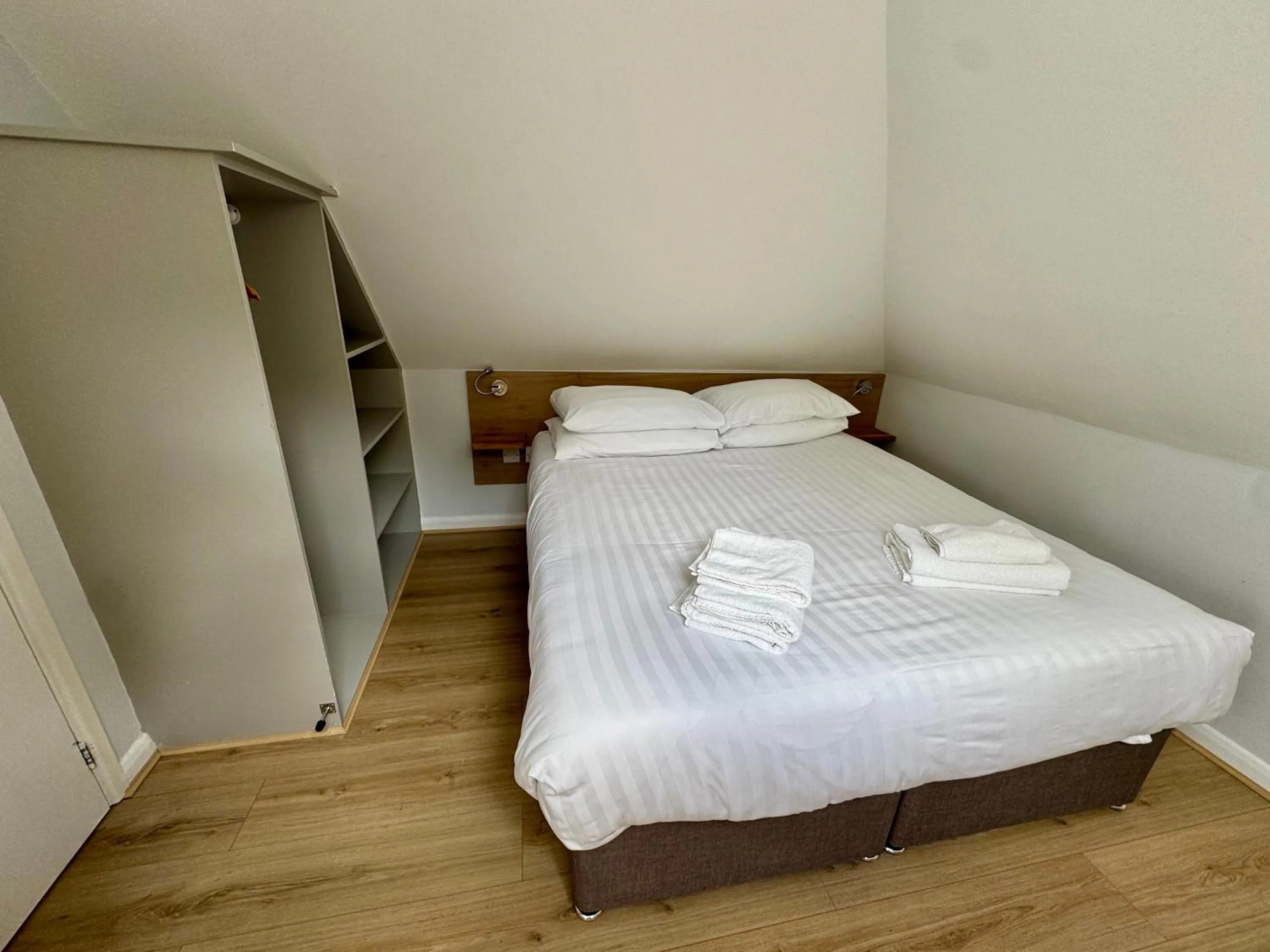 Bed in Brentwood Hotel