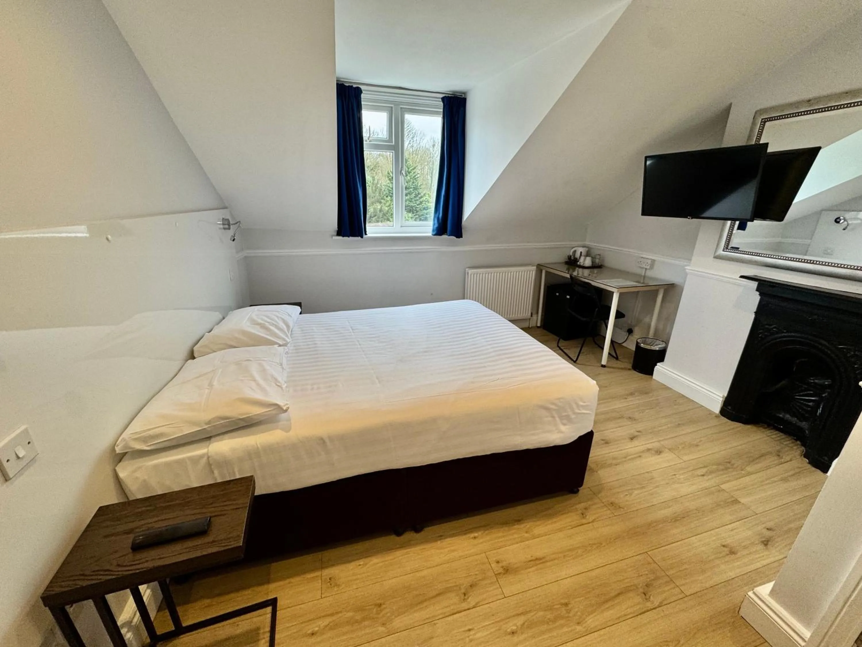 Bed in Brentwood Hotel